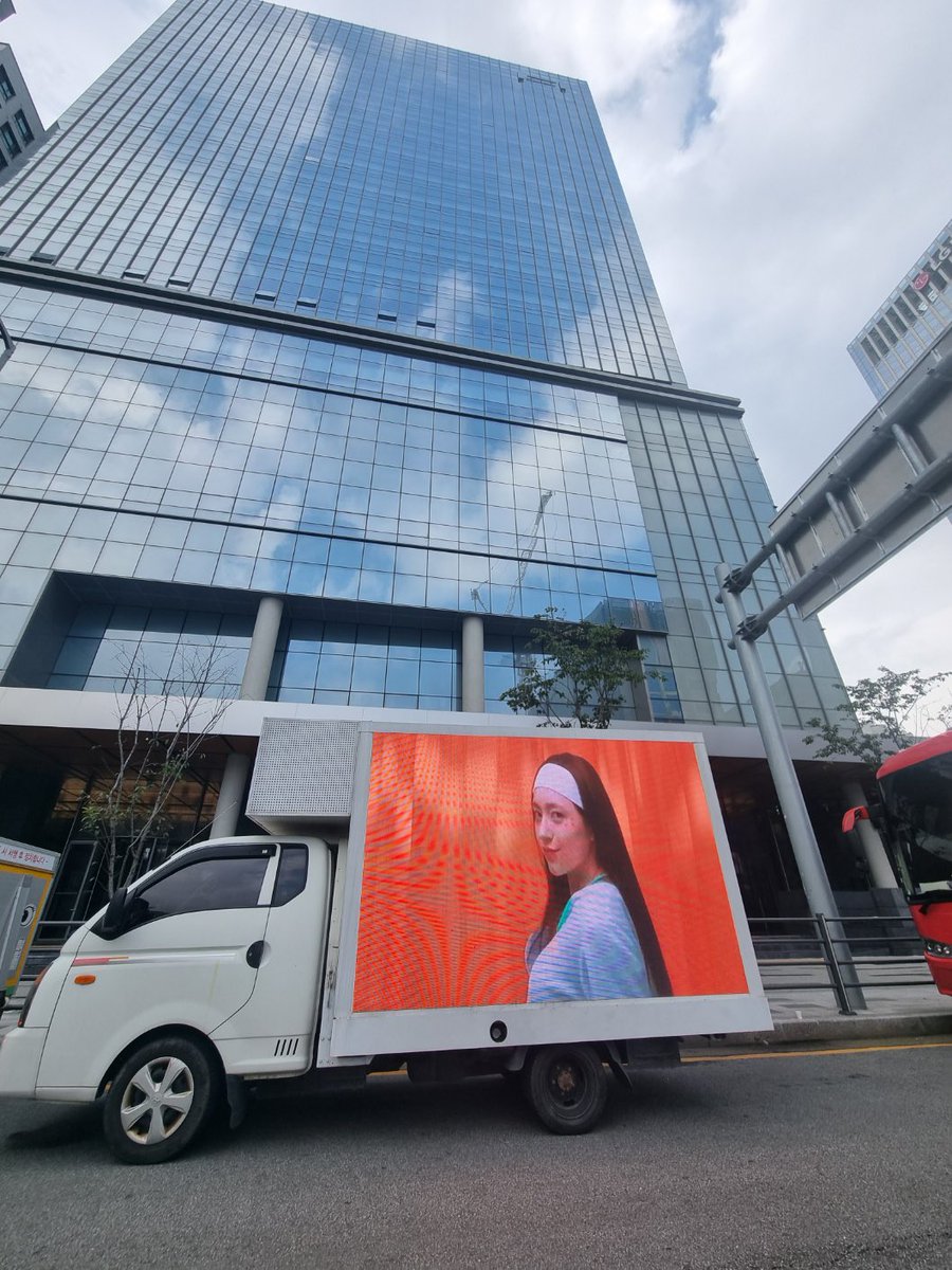 CHANELLEGLOBAL's tweet photo. ๐ข THE TRUCK IS OFFICIALLY OUT! If thereโs anyone whoโs in Korea right now, feel free to stop by and take your own pictures/videos. Once again, thank you to everyone who donated! ๐
#AlwaysWithChanelle
#์ค๋ฌ์_์๊ณ ํ์ด์
#CHANELLE #์ค๋ฌ
#RUNext #์์ ๋ฅ์คํธ https://t.co/TrYXqMVGEH