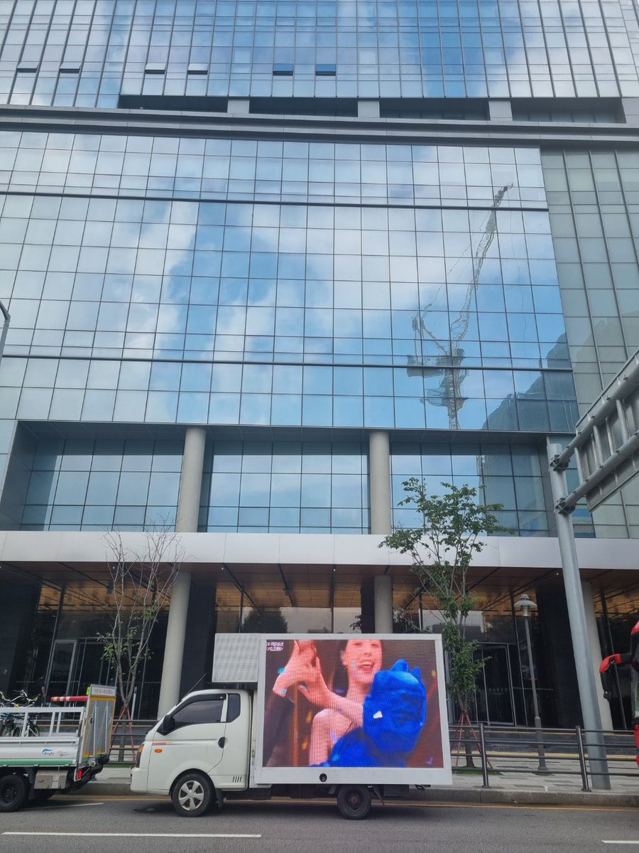 CHANELLEGLOBAL's tweet photo. ๐ข THE TRUCK IS OFFICIALLY OUT! If thereโs anyone whoโs in Korea right now, feel free to stop by and take your own pictures/videos. Once again, thank you to everyone who donated! ๐
#AlwaysWithChanelle
#์ค๋ฌ์_์๊ณ ํ์ด์
#CHANELLE #์ค๋ฌ
#RUNext #์์ ๋ฅ์คํธ https://t.co/TrYXqMVGEH