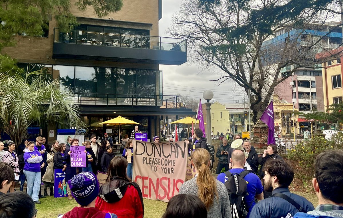 “We love this university, and we love what we do. We want to be able to support our students but we’re prevented from doing our jobs properly.” ➡️ Understaffing = unacceptable delays in students getting help
— Stop 1 staff telling why they’re on strike
#unimelbstrikes #solidarity