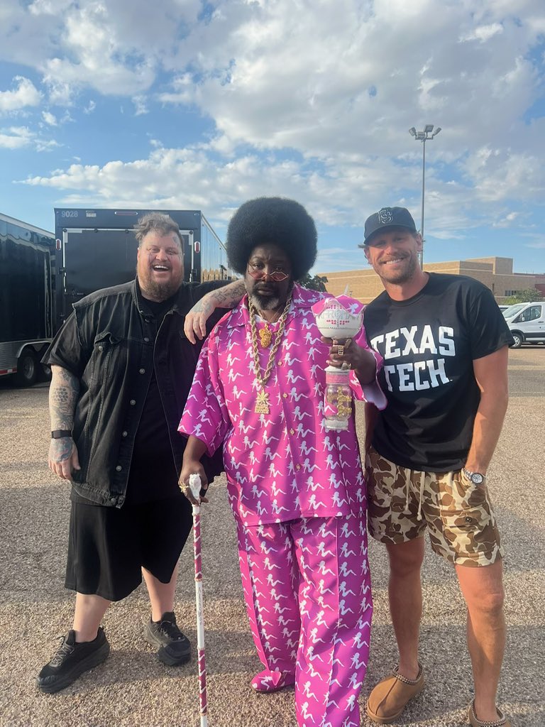ChaseRiceMusic's tweet photo. This @jellyroll615 tour startin out with some friends in high places. https://t.co/nyNXzd1nIK