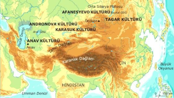yukselhos's tweet photo. 📢Bu anlatacaklarım biraz ezber bozucu olabilir ama bir önerim olacak sonlara doğru anlayacaksınız ama bunu anlamanız için şu upuzun yazıyı sıvazlamanız gerekecek. (Telefonda yazıyı aşağı gezdirirken yaptığınız parmak hareketi). Önemlidir ve mühimdir. Bakmayın esprili yazdığıma tüm Turan ya da büyük devlet olma hayallerimiz aslında biraz da buna bağıdır.

Rusyacı değilim ancak Rusya ve Çin ile yakınlaşmak için mükemmel bir döneme giriliyor. Çin lideri de geçenlerde Doğu Türkistan'da (Sinxiang dememiz gerekiyor eğer işbirliği yapılacaksa göze alınabilir bir taviz) bir dizi olumlu mesaj verdi. En azından İslam'ın Çin'deki varlığına ot tıkama niyeti olmadığını gösterdi.

Gerçek tabii ki öyle değil. Zaten İslam'ın çinlileştirilmesi için Türk toplumundan katılım istedi.

Ama bu iklimde Çin ile ortaklık ve Rusya ile ilişkilerin geliştirilmesi ve bunun Ukrayna'nın vatan mücadelesine zarar vermeden yapılması mühim.

Rusya ve Çin gibi ülkelerle müttefik olunmaz, ortaklık ve stratejik ortaklık daha gevşek cümlelerdir. Çünkü ayıyı dansa kaldırdığında ne zaman dansın biteceğine ayı karar verir derler.

Bu durumda ekonomik ve stratejik partnerlik için bir şeyler yapılabilir. Bünyesinde 20 milyona yakın Türk bulunduran Rusya'dan bahsediyorsak, asla ayrı kalmamamız gereken bir imparatorluktur.

Rusya'dan en iyi faydalanmak gereken konu ise her iki ülkenin akademisyenlerinin birbiriyle sıkı ve büyük sayılarda değişim programına tabi tutulmasıdır.

Bu, belki Türk akademiyasını da düzeltecek olan bir yöntem olabilir. Çin ve Rusya ile gerekirse üniversitelerin kimi kadrolarında yarı yarıya personel değişimi ile bu ülkeleri iyi tanımamız ve onların da bizi tanıması (karşılıklı tanışıklık etkileşimi artırır) ile çokça kapılar açabilir.

Çin'de ve Rusya'da Türkler hakkında yazılıp çizilecek çalışmaları artıracak bundan daha iyi bir yöntem olamaz.

Meseleyi benzersiz bir erdemler deryası olan "Anadolu İrfanına" bağlamayacağım. Meseleyi az bir zahmetle knowhow edinimine bağlayacağım. Rusya'nın Sovyetlerden beri devam eden hatta Petro'dan beri devam eden 300 yıllık oldukça profesyonel bir bilim geçmişi var. Çin ise Rusya'ya nispetle daha yeni ancak son 20 yılda Dünyanın en iyi üniversiteleri arasına çokça üniversitesi ile giriş yaptı.

Bir Avrupalıyı Türkiye'ye getirmenin masrafı da çoktur ve onlara şunu yazma bu konulara girme deseniz adam kalmaz burada. Artık 1930'ların can derdiyle Nazi Almanyası'ndan kaçıp Türkiye'ye sığınan sıcak çorba ve sıcak yatak için gelen Avrupalı profesörler yok. 3 bin euro ile ancak araştırma görevlisini getirirsiniz ki o da gelirse Slovakya'dan, Romanya'dan, Lehistan'dan gelir...  geir de bilmiyorum Yozgat Şefaatlı'daki filanca fakülteye yahut Ardahan'a gelir mi? Camdaki manzarasından sığırların yayıldığı fakültelerde bilim anlatır mı? Ya da Uluslararası havalimanı bile olmayan taşra şehirlerine yapılan ünversitelere gelir mi?

Kısa bir not: Üniversite evrenkent demektir ve uluslararası evrensel fkirlere açık olması gereken yerlerin en başta uluslararası havalimanına sahip olmaları ya da yakın olmaları beklenir... Böyle olmayan yerlerde üniversite açılması da nefelibatik bir olgudur...

Devam ediyorum... Avrupalı gelir mi? Gelmez.
Diyelim geldi. Erkek arkadaşıyla el ele Elazığ Gazi caddesinde dolaşıp biri diğerinden french kiss alsa oyarlar o adamı orada. Elazığ yine iyi. Urfa'da yaptığını düşünün. Hazreti İbrahim'in mancınıkla ateşe atılmasından sonraki en büyük atraksiyonu izler şeir halkı.

Ayrıca Avrupalı gelirken şu gelsin bu gelmesin diye seçemiyorsun. Soramazsın da adama kardeş sen şöyle böyle misin? diye. Bu soruların sorulması bile terstir.

Ama Rus gelir. Eğer Omsk'ta, İrkutsk'ta, Mançurya'da görev yapıyorsa gelir. St. Petersburg'daki gelmez.

Moskova'daki de gelmez. 

Ama Moskova'daki adam, Antalya'ya gelir. Yekaterinburg gibi tamamen sanayi ve mühendislikle iç içe geçmiş mükemmel bir üniversitenin hocaları da bayıla bayıla İTÜ'ye gelir.

Ya parasal cazibe ya iklim cazibesi ile geliyor insanlar.
Ya da "MERAK" ve o ülkelerin "Git de çalışma yap" deme gereksinimi hissetmeleri.

Çinliler ve Ruslar için şu anda 3.000 dolarlar çok iyi olmasa da bir başlangıç teşkil edecektir. 

Bakın, mühendislik bilimlerinde patent ve proje karşılığı maaş on yirmi kat artabiliyor. Ama sosyal bilimlerimiz acınacak haldedir hatta şöyle diyeyim, ölmüş de cenazesini kaldıran yoktur.

Bunlara dair kaynağı da söylüyorum.
Benzin ve mazot. +10 lira daha yapılacak bir zamla zaten şu ana dek gıkı çıkmamış millet yine sabır, şükür, tevekkül diyecektir. Ancak en azından bir çıktı olacaktır.

Bunu söylememem lazım biliyorum ama götürüsünü ve getirisini yanyana koyduğumda getirisi büyük olan şey için tercihimi kullanıyorum. Acı reçete her zaman öldürmez. Acıyı severiz ama iyiliğimiz içinse... aşı da acıtır. Lakin acı reçeteler ile lüks harcamalar ve makam otoları alınacaksa boşverin gitsin dediklerimi...

Bu mesele önemlidir beyler.

Çin coğrafyasına dair 7 senedir bir kadınla ve kocasıyla mailleşiyorum mesela. İkisi de Rus ve Rusya oraya karı koca göndermiş. İçmişler bunlar Çin'i adeta.

Burada Çin coğrafyasını öğretecek kim var?

Yok! Şimdi göndersen uzmanın yetişip gelmesi 15 sene.

Afrika çalışmaları yapan coğrafyacı kim? Yok.

Afrika ile alakalı olarak bir @halimgencoglu var ve adam tarihçi olmasına rağmen Afrika'ya dair ne varsa yazıyor sağ olsun. Beyler bizim bir Afrika politikamız var mı yok mu bilmiyorum (mutlaka var diyeceksiniz ama Ankara'dakilerden bazısını tanıdım ortada politika falan yok çünkü bilmiyorlar Afrika ülkelerin ve onlardan nasıl faydalanacağımızı... faydalanma diyorum çünkü bu çıkardır ve çıkarlar karşılıklı olursa anlam taşır uluslararası ilişkiler de çıkarlara göre tesis edilir) ama bilin ki elde milli veriler ve milli analizler olmadan milli politika ortaya koyamazsınız.

Afrika politikası yapmışsın ama veriler, raporlar hep uluslararası literatürden. Ya Fransız yazmış ya ABD'li ya İngiliz... Angola ve Mozambik için Portekiz yazmış. Bazı detay yerler için de Çin ve Ruslar...

Libya'ya dair devlete rapor yazan kaç kişiye ben söyledim şu konuyu neden atladınız? diye. Bilmedikleri onca şey var... ama işte saha görevindekilerin bile bilmediği onca şey olabiliyor.

Libya uzmanı? Kim abi? Ne açıdan uzman mesela? Arapça bilen herkes uzman olamaz ki. U.İ doktorasını veyahut masterını Libya ile alakalı konuda yazmak da seni uzman yapmaz.

Altını çize çize söylüyorum
Bölge uzmanı sadece "bölgesel çalışmalar" yapanlardan temin edilir ve bölgesel çalışmalar da sadece coğrafyacılar tarafından yaptırılır.

Moğolistan'ı hazır çalışmış adam Rusya'da ve Çin'de 7 kişi var tüm Moğolistan ile alakalı tezleri bunlar yaptırıyor. Rusya'yı Çinliler çalışmış, Çin'i Ruslar çalışmış. İkisinden  de getir 10 bin akademisyen serpiştir üniversitelere. Fakir etmez bizi... acıtsa da bil ki bu bir aşıdır. Sonrasında bağışıklık ve şifa olur o acı.

Bozok Üniversitesi'ne, Konya Selçuk Üniversitesi'ne Trakya Üniversitesi'ne, Kırklareli Üniversitesi'ne, Medeniyet Üniversitesi'ne, Hakkari Üniversitesi'ne mesela.

10 bin kişi, ayda 30 milyon dolar madd külfet yapar.
Bir yılda ise 360 milyon dolar. Diğer masrafları ile topla yılda yarım milyar dolar etmiyor.

Ayrıca belirteyim, bu parayı verirken karşı tarafa da diyeceğiz ki benim akademisyenlerim için de sen ödeyeceksin. Bizden de 10 bin kişi gidecek.

Ne kadarlık bir süre?
En az 15 sene.

Artık hayatını oraya adayacak, orada kalacak, oradan Türkiye'ye yayın yapan bir Tv vericisi gibi yazıp çizecek.

Varsa irfanı olan orada yayacak. Yoksa da oradan getirecek... Hem Rusya'dan ve Çin'den gelen adama şunu yaz bunu yazma, şu konuda zülfiyare dokunma silivri soğuktur demen gerekmez adam kaynağından geliyor soğuğun ve "öd" korkusunun. Dolayısıyla Avrupalılara garip gelecek meseleler onlar için doğaldır. Bir Rus profesöre bak burada Cumhurbaşkanına karşı şunu yazma falan demenize gerek yoktur çünkü yönetim biçimleri birbirine benziyor. Adam buraya ne beklediğini bilerek gelir. Onun için şartlarda değişiklik aşağı doğru değildir. Aksine güneş ve votkası temin edilirse ki güneş bedava, burada en üretken dönemlerini yaşayacaktır.

Türkiye'de şu anda üniversitelerde görevli yöneticilerin yarıdan fazlasının yanında 20 fingers'tan "u gotta lick it before we kick it" şarkısını çalsanız anlayacak kadar İngilizceleri yoktur. Ben üniversitedeyken mezuniyet günü çalmışlardı bu şarkıyı da ben uyarmıştım... Şarkı en az 10 kez baştan başlamıştı. Ben söylediğimde de da muhtemelen kendi kendine bitti.

şimdi şu örneği vereceğim.

Aşağıdaki belge Turçeninov ailesinin fertlerine dair adamın yazısıyla yazdığı bir belgedir. 1700'lerde Ruslarla yapılan bir savaşta esir düşüyor bir subayımızın oğlu ve vaftiz ediliyor. Aleksandr Turçeninov (Türkünoğlu) olarak isim alıyor ve kendisine soyluluk beratı ve bir bölgenin bir nevi tımarı veriliyor. Albay yapılıyor ve son derece iyi yetiştiriliyor. Soyundan gelenler de çokça yapıt veriyor birisi de şair oluyor.

Rusya'da hiçbir araştırmacı adamın gerçek adını ve kimin oğlu olduğunu bulamamış. Ama bu tür işler çapraz arşiv gerektirir. Burada olsalar bulacaklar çünkü kayıt ediliyor bizde bunlar. Flan kale dizdarı esir düştü veyahut ailesi küffar tarafından veya don kazaklarınca esir edildi gibi ibareler olabiliyor. 

Ben biraz Rus kaynaklarının tarifiyle biraz da esirlerin getirildiği yolu tersine takip ederek bölgesini buldum adamı Kılburun diye bir yerde esir almışlar Günümüzde oradaki kaleden eser yoktur.

Hemen ilave edeyim ki nasıl biz onlardan yüzbinlerce esir aldık ve toplumumuzun içerisinde eritti isek onlar da bizden almış. Ancak alınanların çoğu vaftiz edilerek yüksek kademelere getirilmiş ve önemli Rus aristokrat aileler haline gelmiş... bu ayrı konu ve dipsiz bir kuyudur.

Demem odur ki öteden beridir ciddi bağlarımız var. 
Ortak çalışmalarla da keşfedilecek koskoca bir derya...

Türkiye'de 100'den fazla Tarih bölümü ve öğretmenliği veren fakülte var. Belki 150... neyse 100 sayalım.

Bunların 50'sinin hocalarını göndersek herhalde unutmayız Vasvar barışı ne zamandı, Zitvatoruk antlaşmasının maddeleri neydi...

Tarih adına yazılan yazıldı, çizilen çizildi daha da yazılmalı elbette ama bunu herhalde geride kalan 50 fakültenin saygıdeğer hocaları yapabilir. Diğer 50 fakültelik yükü olduğu gibi karşı tarafa kaydırmak ciddi faydalar getirir. Zaten işsiz yetiştiriyor bu bölümler. 

şanslıları hapishane gardiyanı polis olurken şanssızları a101 kasiyer, fabrika nöbetçisi oluyor...
Normal görüyorsunuz değil mi?

Anormal bir durum normal görülmeye başlandı ise ülkede kurumlar tersine gidiyor, devlet başaşağı gidiyor demektir.
İşte bu anormali de düzeltmenin yöntemi budur.

Bari ortaya karşılıklı arşiv etkileşimi çıksın ve Anadolulu adam Rusça, Çince öğrensin.

Tarihçi arkadaşlar gücenmesin. Coğrafya da sapır sapır dökülüyor. Sosyoloji zaten Allah'a emanet, Antropoloji dediğinde "hı?" diye bakıyor millet ama pazırık, anav, afanasiyevo, gibi kültürlere dair çalışmalar hep arkeolog ve antropologların eline bakıyor. Bunları yani Türklüğün geldiği bölgedeki arkaik dönemlere dair kültürleri Ruslardan öğrendik arkadaşlar. Sana ait olmayan bölgedeki kazıları araştırmaları kimden öğreneceksin? Ama bunları öğrenmeden Türklüğün geçmişini araştıramazsın ki...

Şu anda devlette tam olarak 154 bin 981 öğretim  elemanı mevcut. Bunların 1/5'ini karı,koca, kızkardeş, baldız yeğen, torun kadrosu sayarsak, geriye 120 bin kalır. Bu 120 binin de 20 binine parti/vekil/örgüt zihniyetleri ya da kontenjanından giren tipler dersek geriye kalanlar kemiksiz 100 bin kişidir. Yani ben aslında Türkiye'deki akademisyenlerin %10'unun gönderilmesini öneriyorum.

Arıyı çiçeğe göndermezsen ve kovanı kapatırsan kovanda birbirini sokarmış. Hem ülkedeki akademik hayatın çeşitlenmesi hem de 10 bin kişiyle geleceğe dair milli çalışmalarda "milli veriler ve milli analizlerin" elde edilmesi için bu bir zarurettir.

Ahmet amcanın doblosuna 38 liradan girecek olan benzin, varsın 48'den girsin ama oğlu kurtulsun. Gerçi bu oğlu gibi yakın bir jenerasyonda kurtulacak bir mesele değildir söyleyeyim. En az 1. torunda meyvelerini verecek ve 2. torunda tamamaen kurtulacak bir mevzudur.

Sebeplerini de açıklayabilirim. Size burada zaman zaman bazı akademik çalışmaları koyarak eleştirdiğim oğluyor. Sahiplerinin ismini gizleyerek yaptığımı da görüyorsunuz.

Tarihçi adam hiç aynı makalede Manastır ve Bitola der mi? Farklı yerler gibi yazmış bunları. 

Bir arslan parçası da Balkanlar kitabı yazmıştı hatırlarsınız tamamı yanlıştı. Kitabın tek doğru kısmı, adamın adını yazdığı kısımdı...  alakalı twit serisi de budur ama şimdi bunu açıp da konudan kopmayın https://t.co/P6K8jglO8g

İşte bu delikanlılar yürüyor ama onlar yürürken ülke yerinde sayıyor ve bilim son derece komik durumlara düşüyor. Bunun yadığı şey bilimsel değil ama bilim dünyamızda da bunun gibi 100 örnek sayabilrim. Karşılıklı dava sebebi olmasın dye girmiyorum.

Seneler önce o saçma teziyle akademisyen olan çocuğu duyuran bendim mesela. Hani anlamsız bir yığın sözcüğü sıraladığı, bir tek cümle içermeyen garip bir çalışma vardı doğudaki bir üniversitemizde... 

Bunun gibi dolu şey var maalesef. Ümitsizlik vermemesi çin de bunları koymuyorum yoksa insan tüm ümidini kaybediyor, enseyi karartıyor... 

Biz sayfamıza Sn. Cumhurbaşkanının resmini koymayı bilmiyoruz sanki... ama bir misyonumuz var ve  Rumeli'nin simgesi Yeşil Bayrağı koyuyoruz ve dilimiz biraz sivri diye bunlara sunuluyor kitap çıkarmak için sınırsız fonlar ve proje destekleri.

Bir konunun meraklısı olan adama burs bile verilmez, kitap ve proje desteği bulamayız, e tabi muhalif olur adam.

Onurlu bir adam bunlara maruz kalırsa ve muhalefet etmezse zaten ya pısırıktır ya geçmişi karanlık ve çantası doludur ya da  onursuzdur.

Ben böyle şeyleri bilmem. Düz konuşurum. Devlete bir fikir veriyorum. 10 bin akademisyeni Rusya'nın ve Çin'in 100'er üniversitesine yollayın. 

Sahalin adasındaki bir yerel toplum olan "ainu", "orok" ve "nivk" milleti için yapılmış çalışmaları okumak için neredeyse kazara Rusça öğrendim ama zekadan meraktan... insan merakla her şeyi öğreniyor. Kaçak şeyleri izlemek için VPN kullanmayı ve blgisayarının vpn ayarlarını değiştirmeye alışanlar bir süre sonra bakıyorsunuz PC kompedanı oluyor...

Rusya'nın her yeri evvela rus, sonra ise Avrupalı ve Amerikalı tarafından ıncık cıncık araştırıldı, keşfedildi, bir kısmı ulusal kütüphanelerde yayınlara dönüştü ama bir kısmı "kendilerine saklı" "hizmete özel" bilgiler oldu. Bunlar da sana bana verilmiyor haliyle.

Hatırlarsanız Selçuk Bayraktar MIT'de (istihbarat olanı değil ünv. olanı) Türklere üstün körü iyi notlar verilip gönderilirken, bu notları veren hocaların, işin zor kısmını ve sanatının esas noktasını üniversitenin farklı bir yerinde kendi adamlarına ve korelilere örettiklerini söylüyordu.

Kimse sana yüzlerce yılın birikimi olan biliminin damıtılmış halini beleşe vermez. Sanıyor musunuz ki bildiklerimi süper zekamla biliyorum? Hayır. Çoğu uzmanlı sanki kız tavlar gibi bir sene mailleşip konuştuğumuz oluyor ama istediğimi alıyorum.

Devlete de diyorum ki, siz getirin bunları buraya. Bizim Anadolu kaplanlarını da Sibirya'ya gönderin, Sibirya kaplanlarını da buraya gönderin, 15 senede buradakler Rusça örenir, oradakiler Türkçe, Çince. 

Tibet üzerine çalışma yapan Türk yok. Ne acı bir şey. Dünya karalarının önemli bir kısmını kaplayan koskoca bir bölge orası ve Türklerle tek alakası Kartal Tibet'in soyadından ibaret..

Oraya göç edip Tibetlileşmiş ve tibetlileşmemiş Türk boyları var mesela.
Bir de oradan da aşağı inmiş ve olduğu gibi kalmış Türkler var. Halen ayyıldızlı feslerini takıyor kadınlar... Buranın haritadaki yerne baksanız şaşırırsınız. 

Bazısı Myanmar sınırına yakın bölgede Jingpo'lar arasında tek tük kalmış... nasıl gittilerse bilen yok.. var da Çin'de her şeye her bilgiye Çin'de yaşamıyorsanız kolayca erişim yok.

Buradaki Türklerle alakalı tek bilgiyi bana o Rus karı kocaveriyor. Niye bir Türkten almıyorum? Yok da ondan... Çin'de coğrafyacı yok. Coğrafyacıyı geçtim kaliteli bir sosyal bilimcimiz yok.

Olmasın mı? Buna muktedir değil miyiz?

Devletin de ne yaptığını bildiğini sanmıyorum.
Burada adam sana muhalif olacağına sür Çin'e, Rusya'ya en az 15 sene gemez.

İstersen kalanların hepsi üniversite kürsülerini ahaber'e çevirsin dert değil ama bu 10 bin kişinin gitmesi şart. Rusya, Çin, Afrika, Güney Amerika'ya gönder.

Kendi adıma söylüyorum, benim gibi birinin siz ve partili tosunlarınızın gaflarını bulup sabah akşam başak geçmesinden ve eleştirisinden kurtulmak istiyorsanız Vladivostok'a, Kaliningrad'a, hatta Novaya Zemliya adasına veya Murmansk'a sürün. Bazı yerleri o kadar soğuktur ki hayvanlar bile yılın sadece buzların çözüldüğü dar bir kısmında çiftleşiyor. Salın bizi ve gidelim. Dünya merak eden için küçük bir yerken cahil kapısının önünden öteye adım atmaya korkar, fırsatçı ise konfor alanını terk etmez.

2 ülkeden deport yemiş biriyim merakım yüzünden. Hala da gidip tamamlamam gereken dosyalarım var ve yavaş yavaş bunları makaleye aktarıyorum... 

Birisi İsrail ve deport sebebimi bilen Rafael Sadi geçenlerde öldü. Ama merak böyle bir şey..

Türkiye Cumhuriyeti artık eskiden Avrupa'ya gönderdiği öğrencileri sebebiyle ekonomisi zorlanan bir ülke değil. Hem Avrupa'ya öğrenci gönderme devri de samimi söylüyorum geride kalmalı... Oradaki şehir konforunu, bireysel yaşamı, insanın üstte tutulduğu sosyal şartları gören birisi geri de gelmiyor, kimisi de oranın emir eri olabiliyor ki bunu da anlarım... İhanet için en makul şartlara sahiptir Türk'ün ülkesi. Bu toprakların hain yetiştirme potansiyeli yüksektir. Başlıca sebebi de liyakatsızlıktır ki bu da ayrı uzun bir mesele...

Vakti zamanında Türk akademisyenlerinin gönderilmesi gereken 47 bölge ve önemine dair 113 sayfalık bir rapor yazmıştım. Bunu gönderdiğim sn. @Ahmet_Davutoglu'nun asistanları eminim "bu ne diyo ya?" diyerek geri dönüşüme atmışlardı...

Şimdi o 47 bölge, 72'dir. Bölge diyorum ülke değil.
Kırım'a, Donetsk ile Lugansk'a mesela gitmesi gereken sosyal bilimcilerimizle maden mühendislerimiz olmalı.

Ukrayna'nın doğusundaki madenlerin elektrikli araçlar dünyasına geçişteki önemine dair oradan sağlıklı bilgilerin akması çok mühimdir.

Gazeteci anlık, günlük haber geçer. Akademisyen ise çakılıdır v bölgenin DNA'sını analiz edebilir (eğer iyiyse)

İsmini vermeyeceğim bir Rus stratejistin asistanı, Kırım'ın da 6 milyon rakamına getirileceğini daha geçen yaz adam tatile geldiinde söyledi. Tanıdığım ve özelden bana soran dostlarıma söylerim detayları.

Peki şimdi hazırsanız 100 bin liralık soru geliyor.

Kırım şu sıralar Rusların elinde malum. 
Nüfusun son halini Rus istihbaratı dışında kimse bilmiyor. Ancak Ukraynalıların Kırım'ı kaybettiği dönemdeki 2 milyon rakamının daha zerinde. Şimdi soruya geliyorum.

Kırım 6 milyon olduğunda Tatar Türklerine dair politikanızı şimdiden hazırladınız mı? 

Bu dediğimi önemsiz sanıyorsanız şöyle açıklayayım. Tatarlar en yüksek oranlarına 2014'te ulaştılar ve Kırım nüfusunun %15'ini ancak bulabilmişlerdi. 2 milyonda 300 bin rakamı çok ciddi bir rakamdır. Ama şimdilerde sayıları 250 bindir ve Kırım 6 milyon olduğunda %4 olacaklar. 

Yani %4 şu demektir, önemsiz bir azınlık.
%15'in önemini size şöyle söyleyeyim,

Türkiye'deki Kürt kökenli vatandaşlarımızın oranı kadardır. Biliyorsunuz onların da yarısı (%8) HDP'ye yarısından biraz azı (%7) da AKP'ye verir.

Yani %15'le meydana gelebilecek, getirilebilecek siyasi ve toplumsal yaygarayı düşünün bir de %4 ile.

Bizim Kırım'daki soydaşımız olan bir toplumun %15 olması mı işimize gelir yoksa %4 mü?

Buna dair ne politikamız var? Söyleyeyim. Maalesef yoktur. Bunu eleştirmek için ya da muhalif olmak için söylemiyorum. İçim ağladığı için söylüyorum. Akademik zam umurumda değil, her halükarda bu topraklardan bir Norveç çıkmayacak farkındayım.

Yurtdışındaki soydaş toplulukların nüfusları parayla da artmaz arkadaşlar. Bununla alakalı çok asimetrik yöntemler mevcut. Buna dair bir çalıştay bile maalesef yoktur.

Beni öyle rakısı için muhalif olanlarla karıştırmayın.
Ben bir günde muhalif olmadım, meselelere de muhalif olarak bakmıyorum. Yeter ki doğru iş yapılsın. Ama bilin ki bu kovandan artık bal çıkmıyor.
Biri kral çıplak demeli ise diyoruz işte...

Gönderin insanları dışarı. 

Çin'e Rusya'ya, Afrika'ya...

Aksi halde kovanda kalınca birbirimizi sokuyoruz.

Kalın sağlıcakla...
