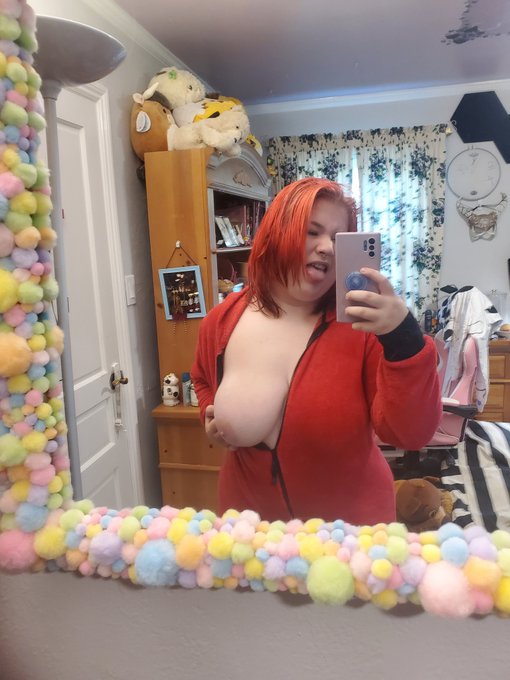Onesie titty https://t.co/isORRr9XjL