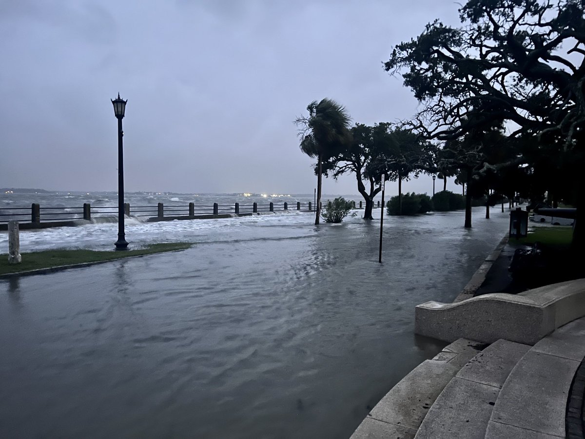 jjv926's tweet photo. One more of the battery near high tide in #charleston #idalia ⁦@chswx⁩ ⁦@JimCantore⁩ https://t.co/bHGctlf64O