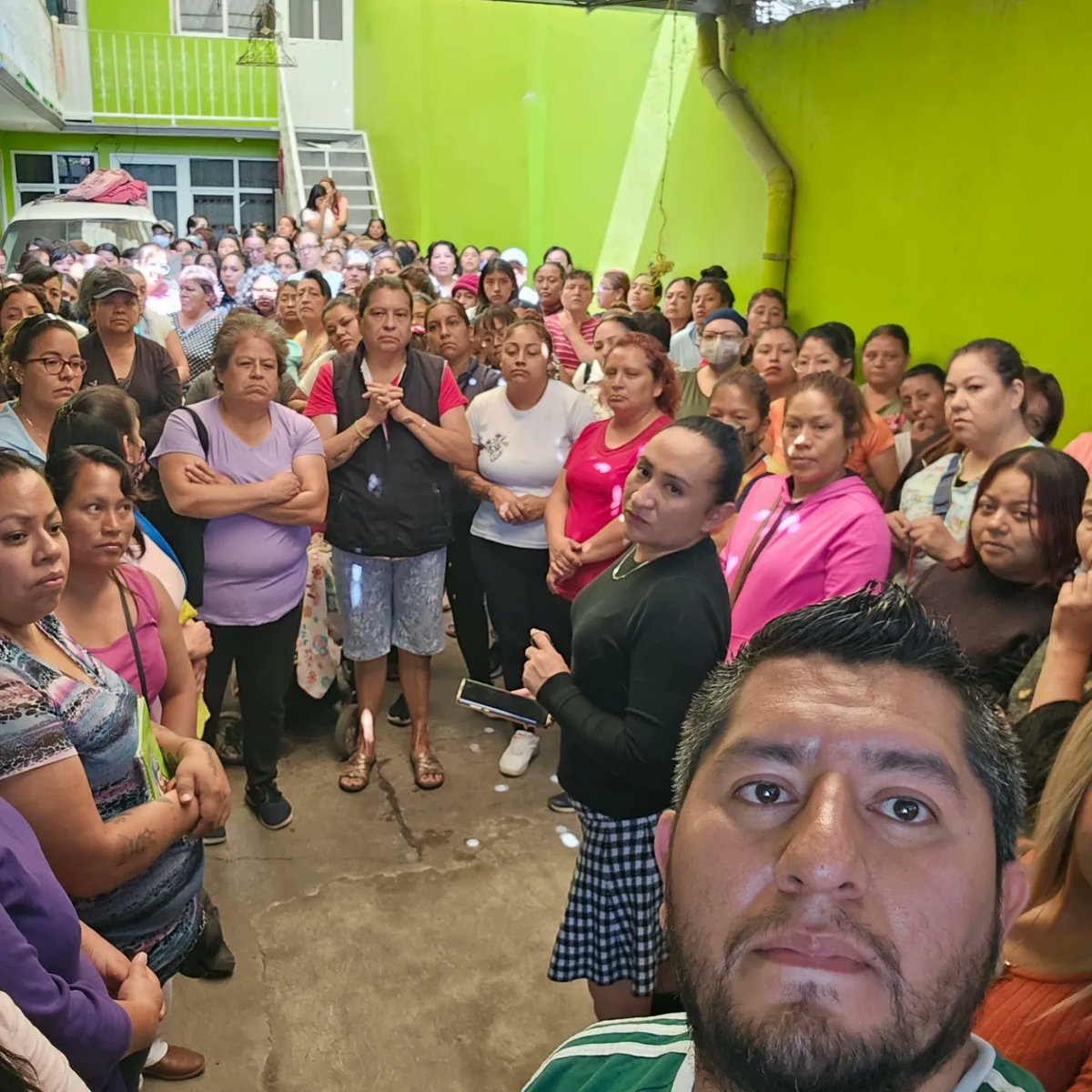 aLanMunguia's tweet photo. Tuve el gusto de ver a vecinas de Fuentes de Aragon, Cd Amanecer, el dia d hoy estuve en La Estrella y La Popular en el #Dtto42 de #Ecatepec,en ambas reuniones coincidimos que ellas son el pilar de la familia y pelean por tener un mejor futuro para sus hijos y familias #EquipoADM https://t.co/VjyNuy2RSP