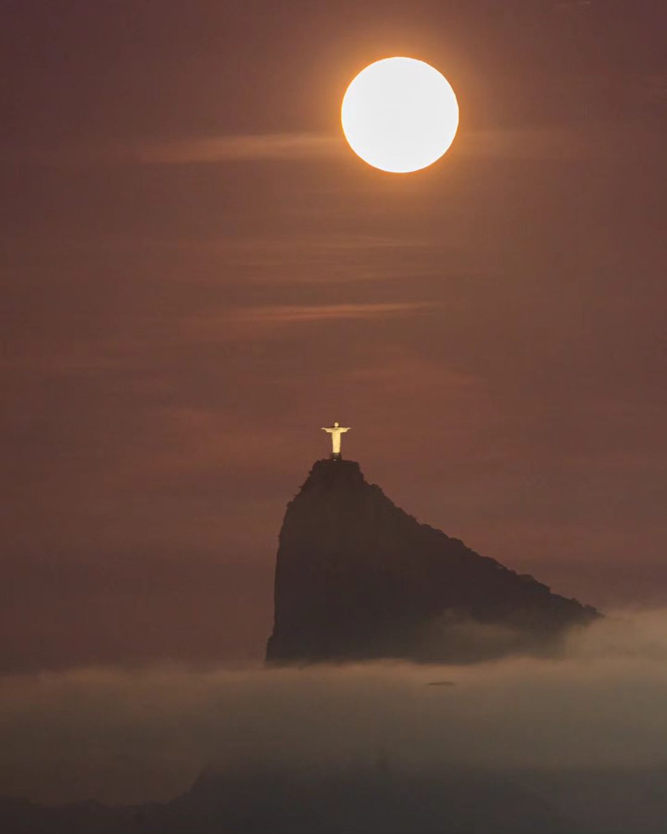 ElDatoEcua's tweet photo. #Urgente 🇧🇷  Impresionante registro fotográfico de la Super Luna Azul en el Cristo Redentor en Brasil. https://t.co/9UfeLsjihD