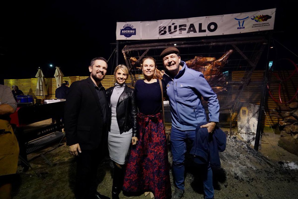 leo_pascoal's tweet photo. Que dia pra lá de corrido. Cinco agendas encerram a nossa quarta-feira, aqui na Expointer. Boa noite a todos! #Expointer2023 https://t.co/DW9AVNvXLg