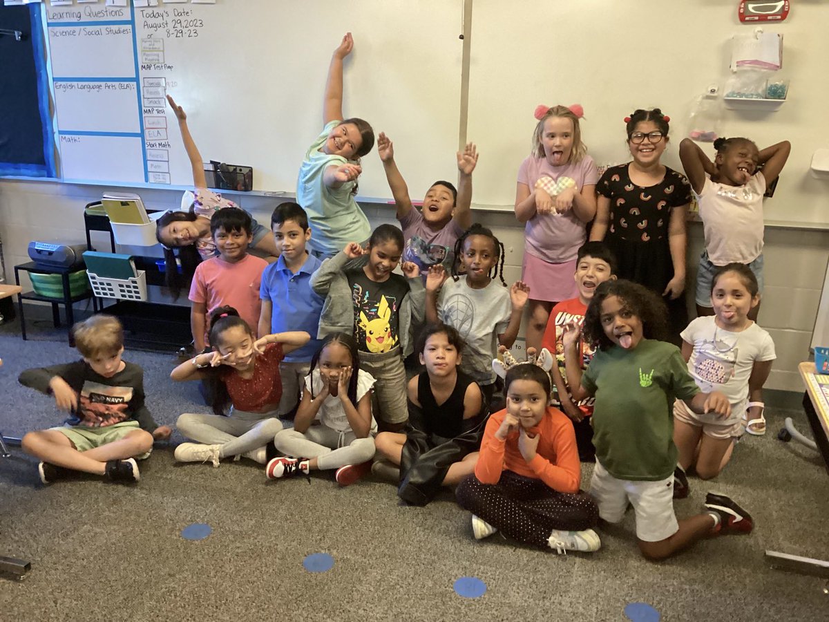 missdavidson512's tweet photo. So grateful for these foxes. 🦊 https://t.co/vZhtasx7n2