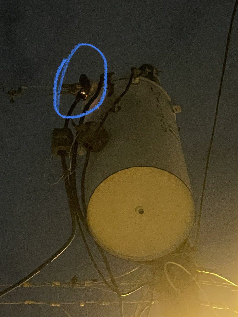 kleyzd's tweet photo. @servicioscnelep buenas noches, un terminal del transformador está prendiéndose. Poste #080901
Sector: Cdla Guayacanes mz40 v14 https://t.co/1rjFG8nI3X