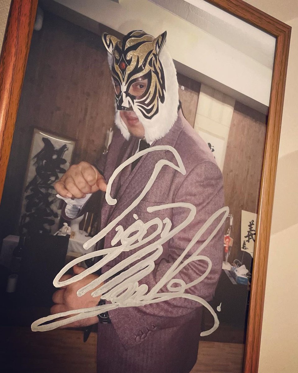 HAGANE 直筆サイン入りポスター マスクありver. 真説・佐山サトル タイガーマスクと呼ばれた男」文庫版購入。因みに家