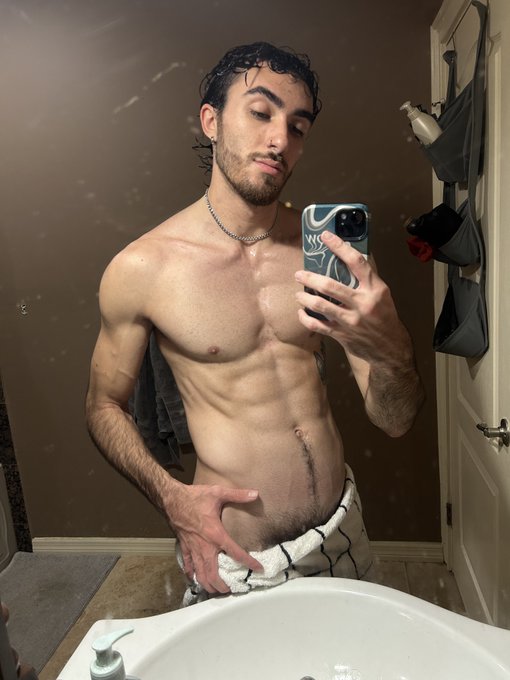 Occasionally I get curious what's underneath all that hair   Physique update https://t.co/kMNRN5qAE0