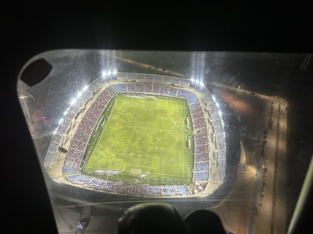 PoliciaStaMarta's tweet photo. Hoy garantizamos la seguridad del encuentro futbolístico entre @UnionMagdalena y @ClubAmerica; resguardamos el estadio Sierra Nevada, por cielo y tierra con un dispositivo de más de 450 policías. En #SantaMarta la fiesta del fútbol se vive en paz. https://t.co/GAYcU3SmV6