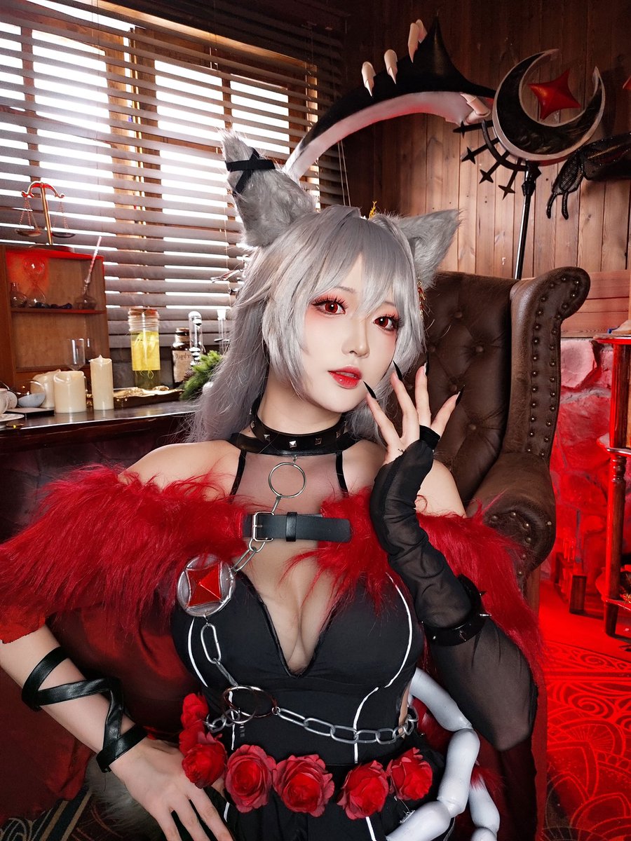 「優しすぎるのはやめるんだ！」

——————
本日リリースのスマホゲーム
『ネバーアフター～逆転メルヘン～』の
赤ずきん（狼形態）をコスプレしてみた！❤
「二重人格」の赤ずきんをぜひ仲間にしてみてください♪
 #ネバアフ正式リリース
@NeverAfterJP https://t.co/zm6MTuRBvS