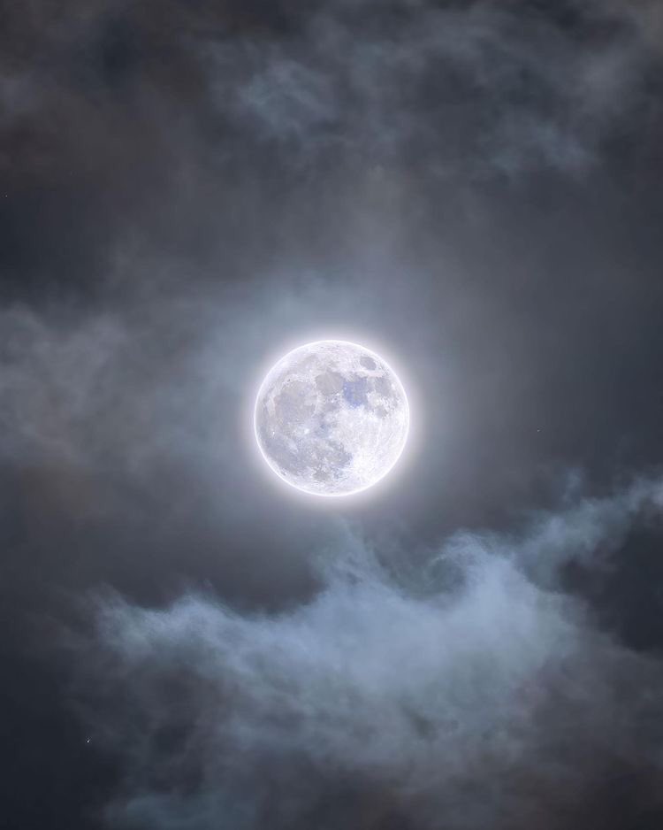 gabrrlgh's tweet photo. la luna de hoy >>>> https://t.co/MOP3ISggZy