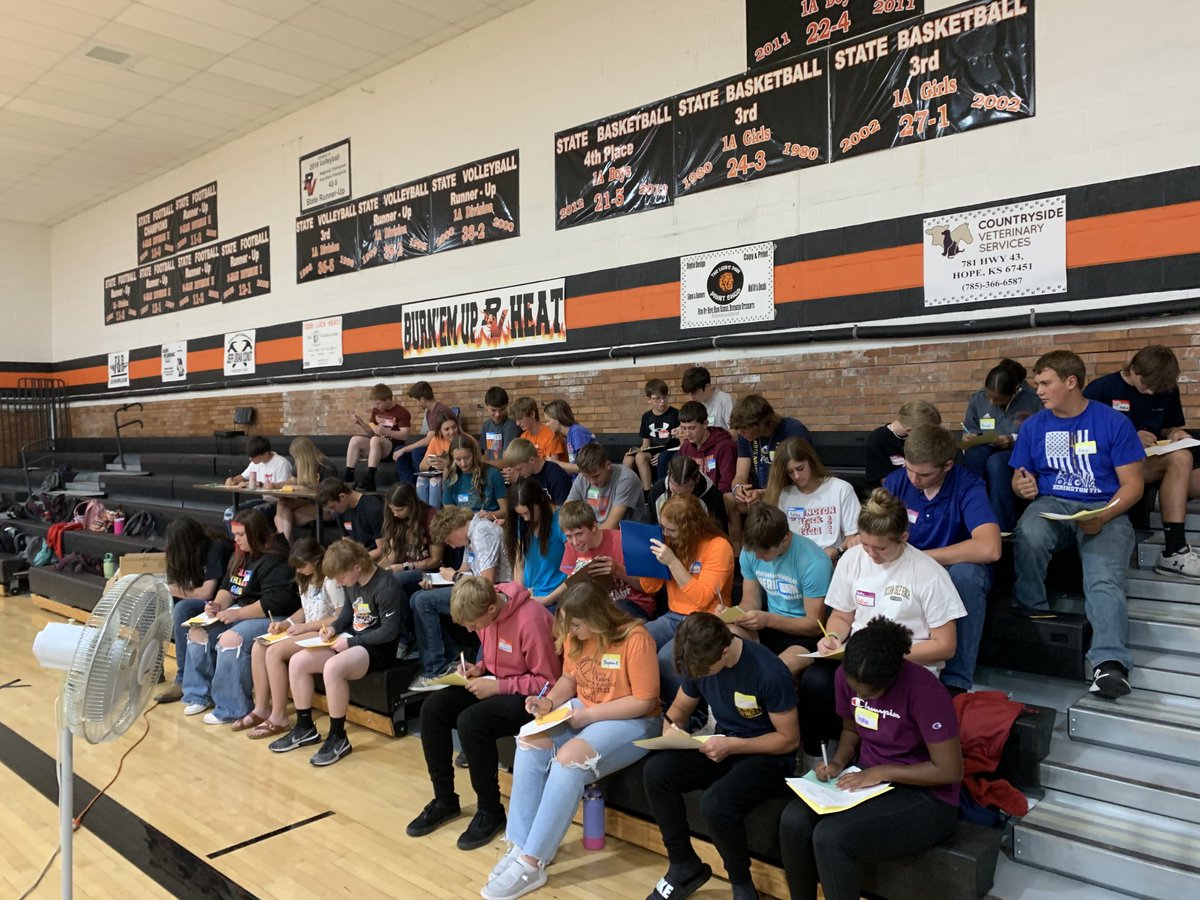 joecoles33's tweet photo. This is our 2nd year of Uncommon Student Led leadership with Hope, White City, Centre,&amp; Herrington HS students! The are so excited to continue making a difference, adding some new things, &amp; being intentional in reaching out to all kids/staff!#Uncommon https://t.co/OVCVZN7VBd