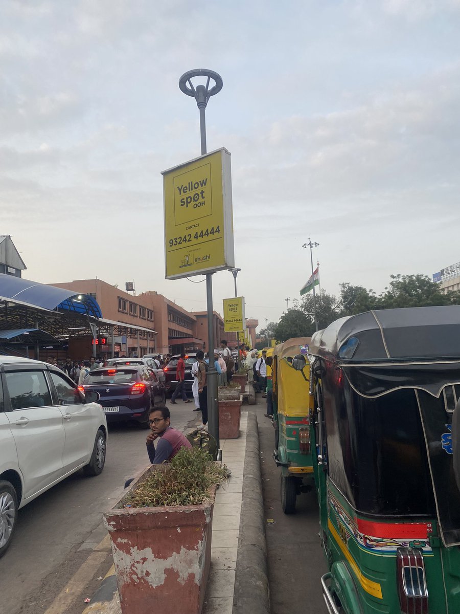 themailerIndia's tweet photo. No officer clearing the traffic as this should be moving line. Other autos just creating ruckus if passengers not take direct auto but book online. 
Please consider this at Ahmedabad Railway Station @AhmedabadPolice @drmadiwr https://t.co/B1rkTLFOaJ