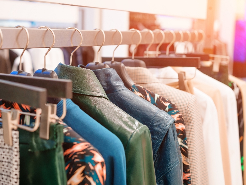 DonnerLakeVilla's tweet photo. Discover a shopper's paradise and entertainment hub in #Downtown #Truckee! Immerse yourself in history as you explore local crafts, boutiques, art galleries, live shows, and fascinating walking tours. Experience the best of #TruckeeCA on your vacation.https://t.co/QC9G0seq6Q https://t.co/HqKjKASkD7