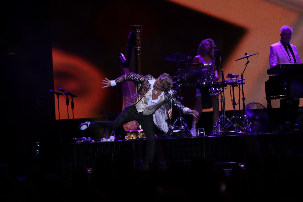 WEBE108Radio's tweet photo. Such a great show by @rodstewart tonight at @hhcamphitheater https://t.co/kpowZJs4DQ