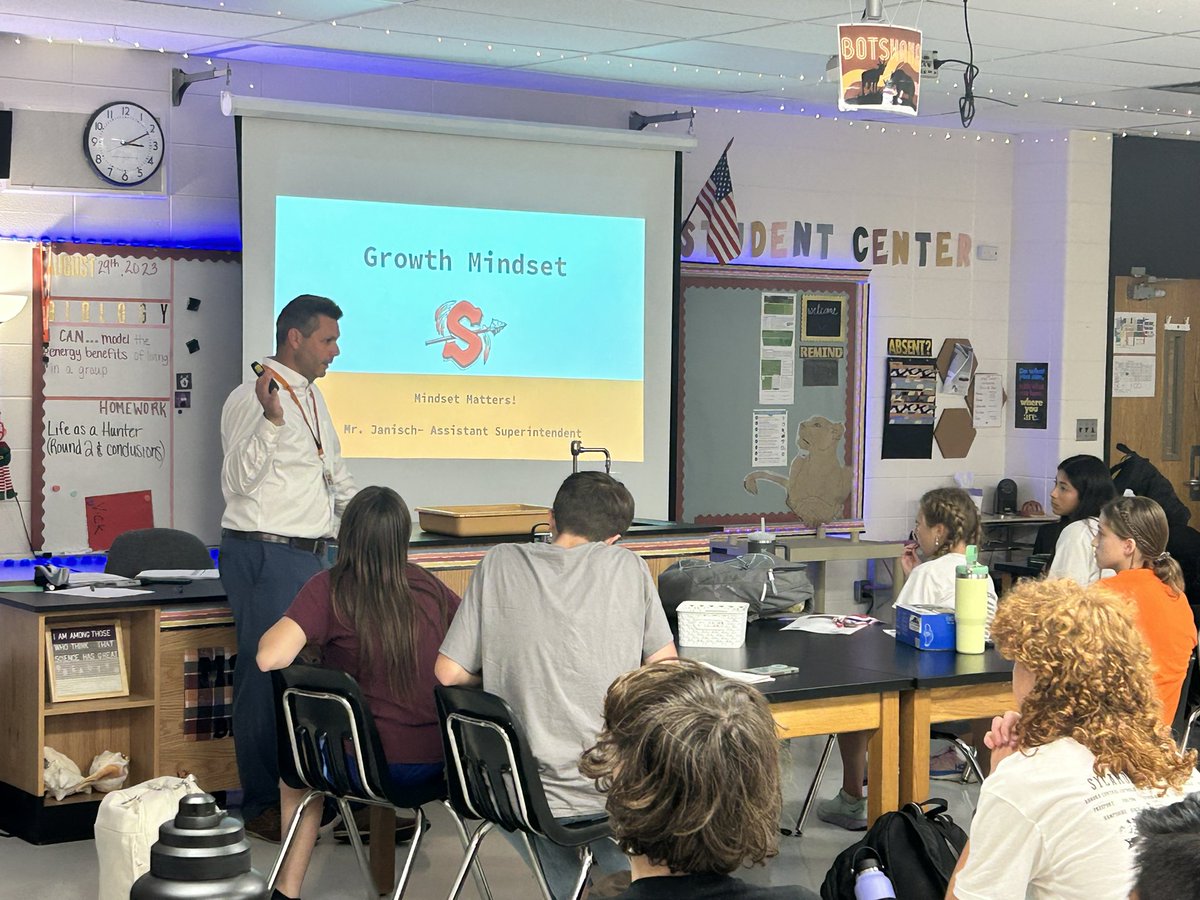 SandwichTrack's tweet image. Thanks to our assistant superintendent @RyanJanisch430 for talking to our XC team today about Growth Mindset vs Fixed Mindset!! 

We also want to thank Jessica Mitchell for leading the yoga session for our athletes today to help recover after our first meet!! We are grateful!!