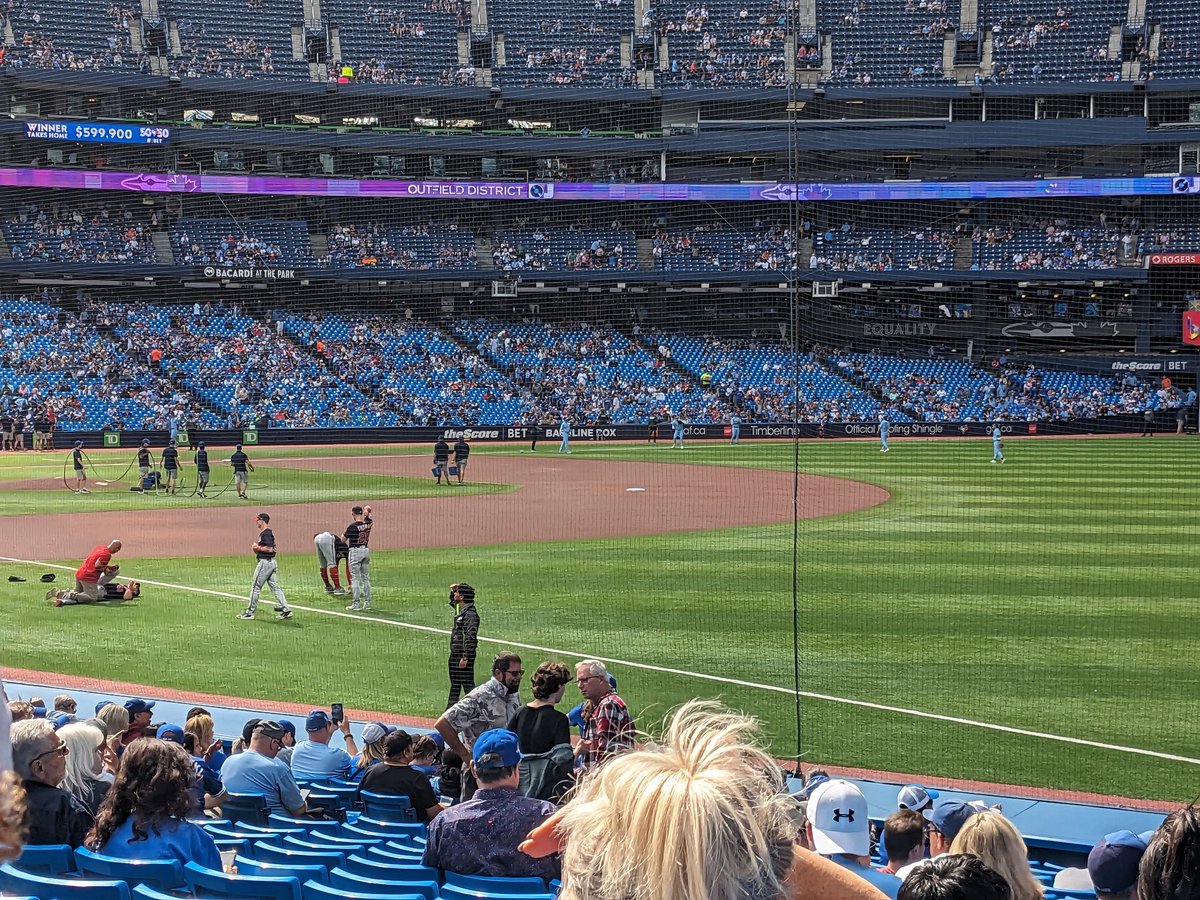 lolabeagle5's tweet image. Ma finally made it to a Blue Jays game! She said it was the best day she ever had🤔 I would think her best days would be the days she got us😆
#dogsoftwitter #beagle #potcake #bluejays