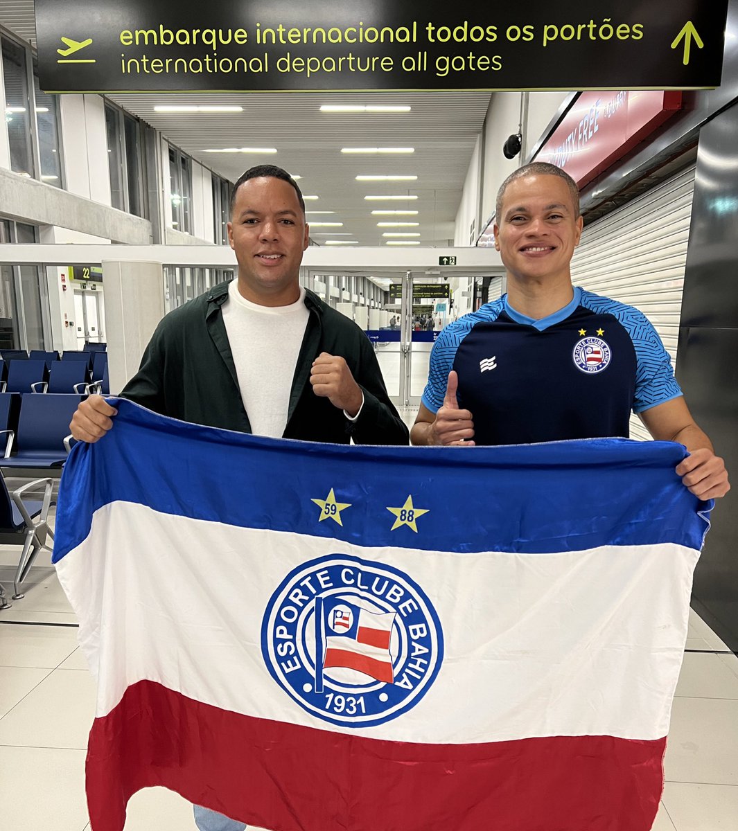 ecbahia's tweet photo. ✈️ #PartiuManchester!
A 1ª viagem de avião do tricolor @Luciano_jrs, de Castelo Branco, está sendo logo essa... Ele e @dimitrianjos, de Armação, foram os ganhadores da promoção da @SociosBrasil. #DiaDeBahia será sábado, a partir das 7h (horário do Brasil), no entorno do estádio Etihad. A galera da Europa tá convocada! #BahiaÉOMundo
