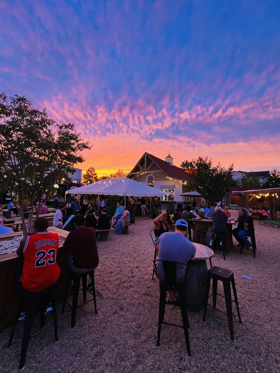 eavesdropbeer's tweet image. Trivia night vibes at the brewery 😌🍻

#FeelsLikeFall #FallVibes #TriviaNight