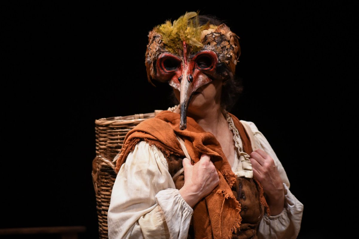 CardumenTeatro's tweet image. Elena Osorio y Pifia tratan de robarle a Lope de Vega, su obra "Fuenteovejuna", para saldar una cuenta pendiente. 
Una obra acerca de la amistad de 2 mujeres, el amor y el deseo de justicia.

VOLVER A FUENTEOVEJUNA
C/ Emma Dib y Gabriela Betancourt
Jueves a domingo @teatroinbal