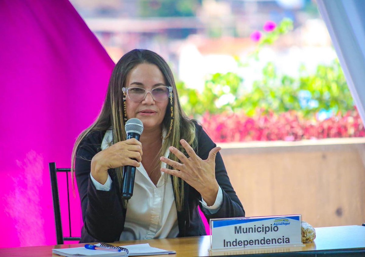 Esta tarde la reunión de primeras combatientes de Anzoátegui junto a la VP mujeres fue muy productiva…bueno siempre lo será cuando hay voluntad de trabajo, nobleza y alegría…y vaya que mis hermanas tienen todo eso!