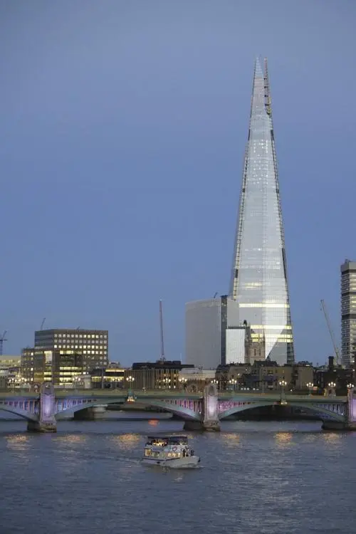 Aunicornglass's tweet photo. 72-storey skyscraper, designed by Italian architect Renzo Piano, in Southwark, London, that forms part of The Shard Quarter development. Standing 309.6 metres (1,016 feet) high, The Shard is the tallest building in the United Kingdom.#Aunicornglass https://t.co/EzxEiQo2vd
