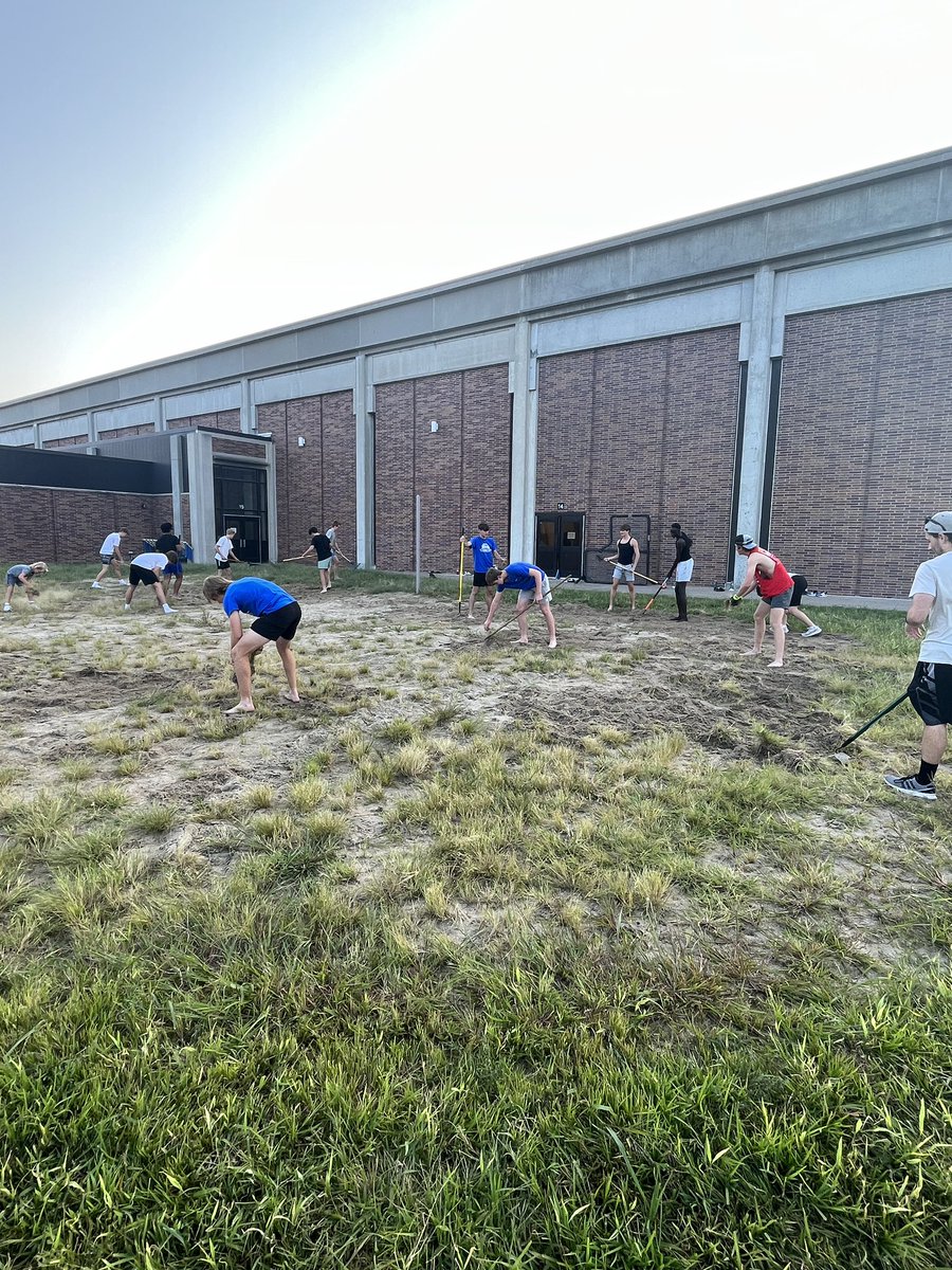 EastHighBball's tweet photo. Some of our Spartan ballers spend the evening getting our sandpit ready for workouts next week. Nice work fellas!! #Ownership #BuyIn #FallWorkouts https://t.co/RlmWdQxwCJ