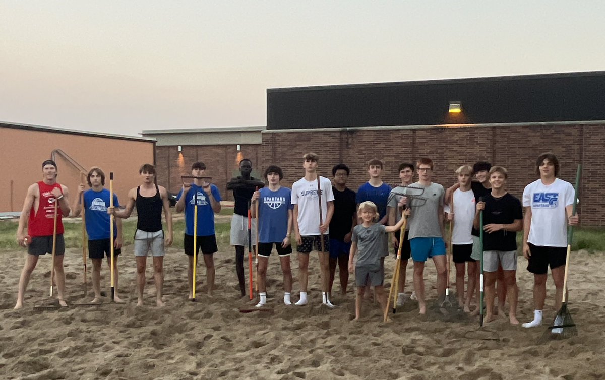 EastHighBball's tweet photo. Some of our Spartan ballers spend the evening getting our sandpit ready for workouts next week. Nice work fellas!! #Ownership #BuyIn #FallWorkouts https://t.co/RlmWdQxwCJ