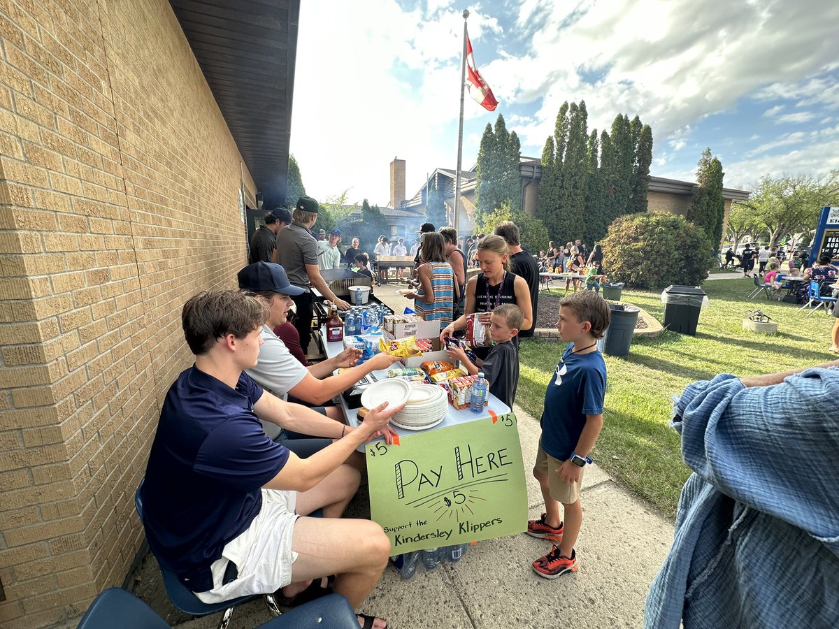 KlippersHockey's tweet photo. Sick mitts all day flipping burgers! Thanks to the @KindersleyCoop for supplying the food. 

School is officially back in session ✈️

#Community | #KlippersHockey https://t.co/va6UV8mS3f