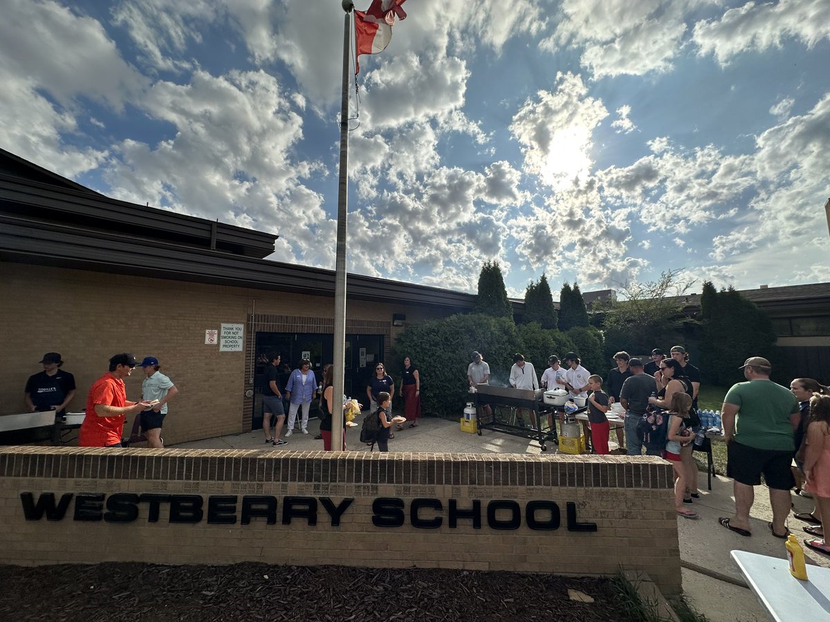 KlippersHockey's tweet photo. Sick mitts all day flipping burgers! Thanks to the @KindersleyCoop for supplying the food. 

School is officially back in session ✈️

#Community | #KlippersHockey https://t.co/va6UV8mS3f