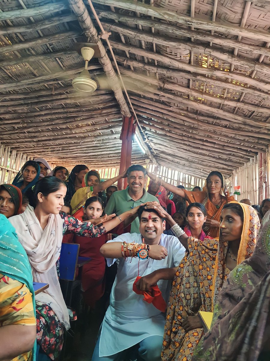 पाकिस्तान से आयी हिंदू शरणार्थी बहनों के साथ प्यार भरी राखी 💕

@KapilMishra_IND #HinduEcosystem #rakshabandhanspecial