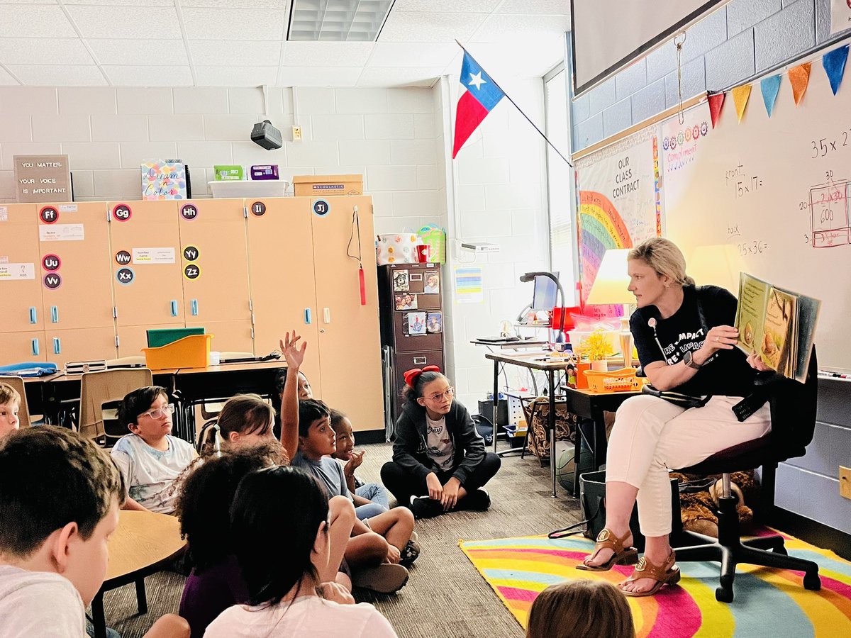 MariaTeros's tweet image. Thank you @beverlymford for visiting us and reading aloud a fantastic book to our class. ❤️ #PFEisHAPPY @HumbleISD_PFE