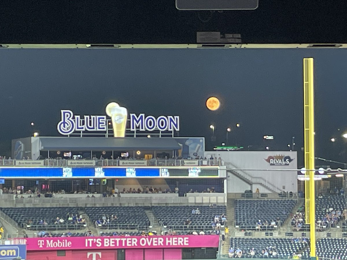 youMADbrah_'s tweet photo. @fox4kc This was the view of the super moon at the Royals game tonight, right next to the Blue Moon sign! Hilarious since it is a blue moon tonight! 😂
#KCRoyals #KansasCity https://t.co/3XU4Bhvkkw