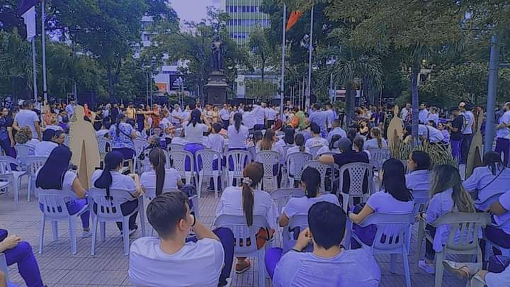 ANIVICAC1's tweet photo. Hoy nuestro presidente  dr. @OlguinMayorgaP desde el parque Santander de la ciudad de #Cúcuta liderando el día internacional de la desaparición forzada de las víctimas de este flagelo, seguimos avanzando y construyendo un mejor futuro para todos.
#PrimeroLasVictimas https://t.co/dIt6otbVHz