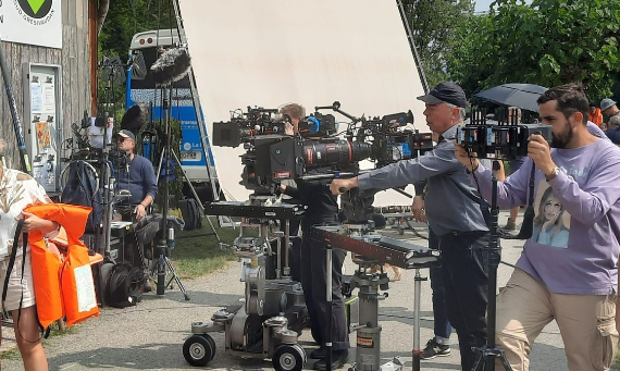 icidromeardeche's tweet photo. L'humoriste Artus achève le tournage de son film avec Clovis #Cornillac dans la Drôme. #Valence, le #Royans et le #Vercors apparaîtront à l'écran dans "Un p'tit truc en plus".
https://t.co/FlGzlQ5wNc https://t.co/1DBgU7RHef
