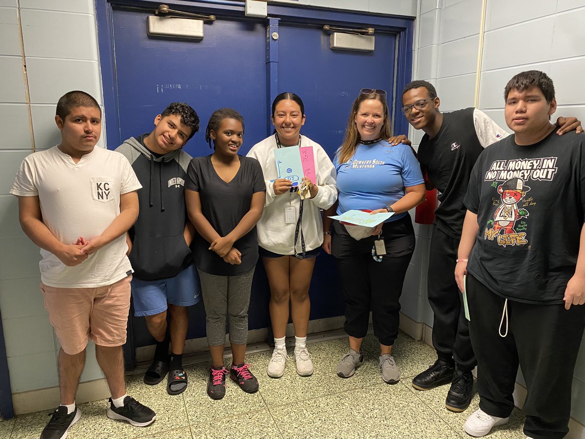 DGSTrainers's tweet image. Today we got a surprise visit from Mrs. Lahey’s class! They are doing a weekly “Giving Gratitude” every Wednesday and we were the first recipients of the year for the work we do with the Mustang athletes!! They each made us a card and we got homemade cookies. Thank you so much ❤️