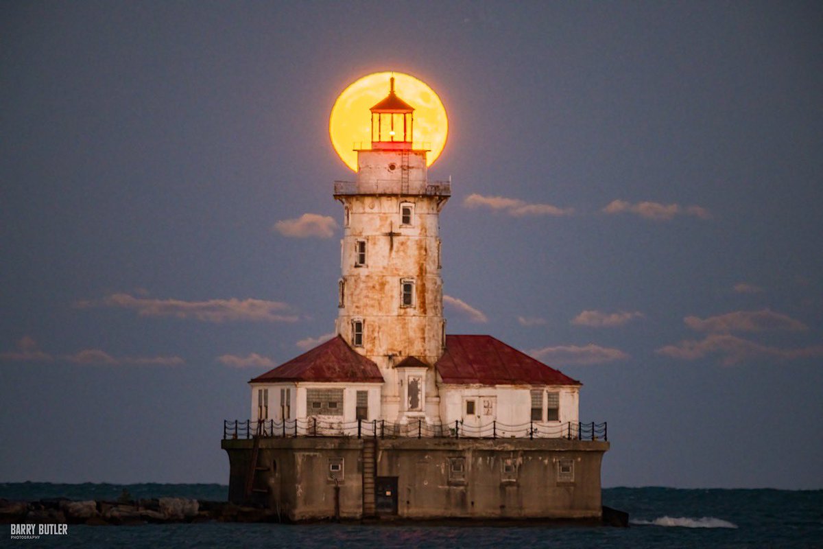 Halo Supermoon. Tonight's Full Moon over Chicago Harbor Lighthouse. #weather #news #ilwx #chicago #supermoon #fullmoon