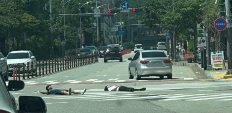 tang__kira's tweet photo. Bocil kematian Korea Selatan berulah lagi

Buat Minsik law game baru, bocah-bocah ini tiduran di zona sekolah Seosan sambil main hp.

mereka akan mengejutkan atau menabrakkan diri ke sebuah mobil yg sedang melaju, terus minta pengemudi bayar ganti rugi ke mereka. https://t.co/sHe77V49fO