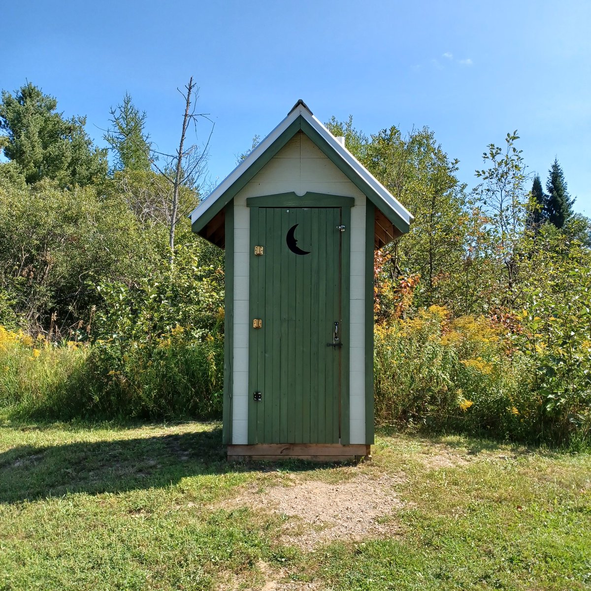 CathyCurrie's tweet photo. Cleanest outhouse in the Ottawa Valley - possibly Canada. Good job Denbigh! #outhouse #ottawavalley #Denbigh https://t.co/bAj8FJ0LeU