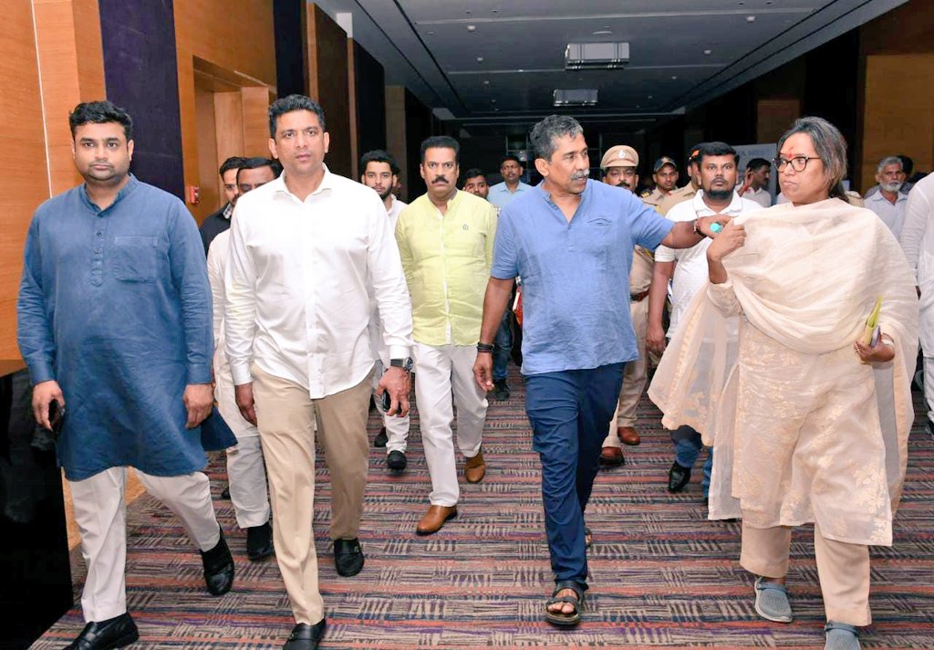 GaneshYadavINC's tweet photo. Some snaps of the preparatory meetings for INDIA alliance meet to be held at HYATT Mumbai today and tomorrow. https://t.co/Zg5p1Q8F6J