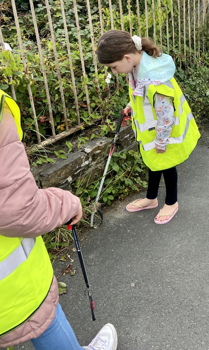 MrsMassx's tweet photo. A big thank you to the volunteers who joined with yesterdays Launceston @coopuk Community Litter Pick! The weather held off and several bags of waste and rubbish were collected- a great team effort. 🙌 #ItsWhatWeDo #Community #Coop #Volunteers #SWCOOPMPs https://t.co/zn3ErbucTF