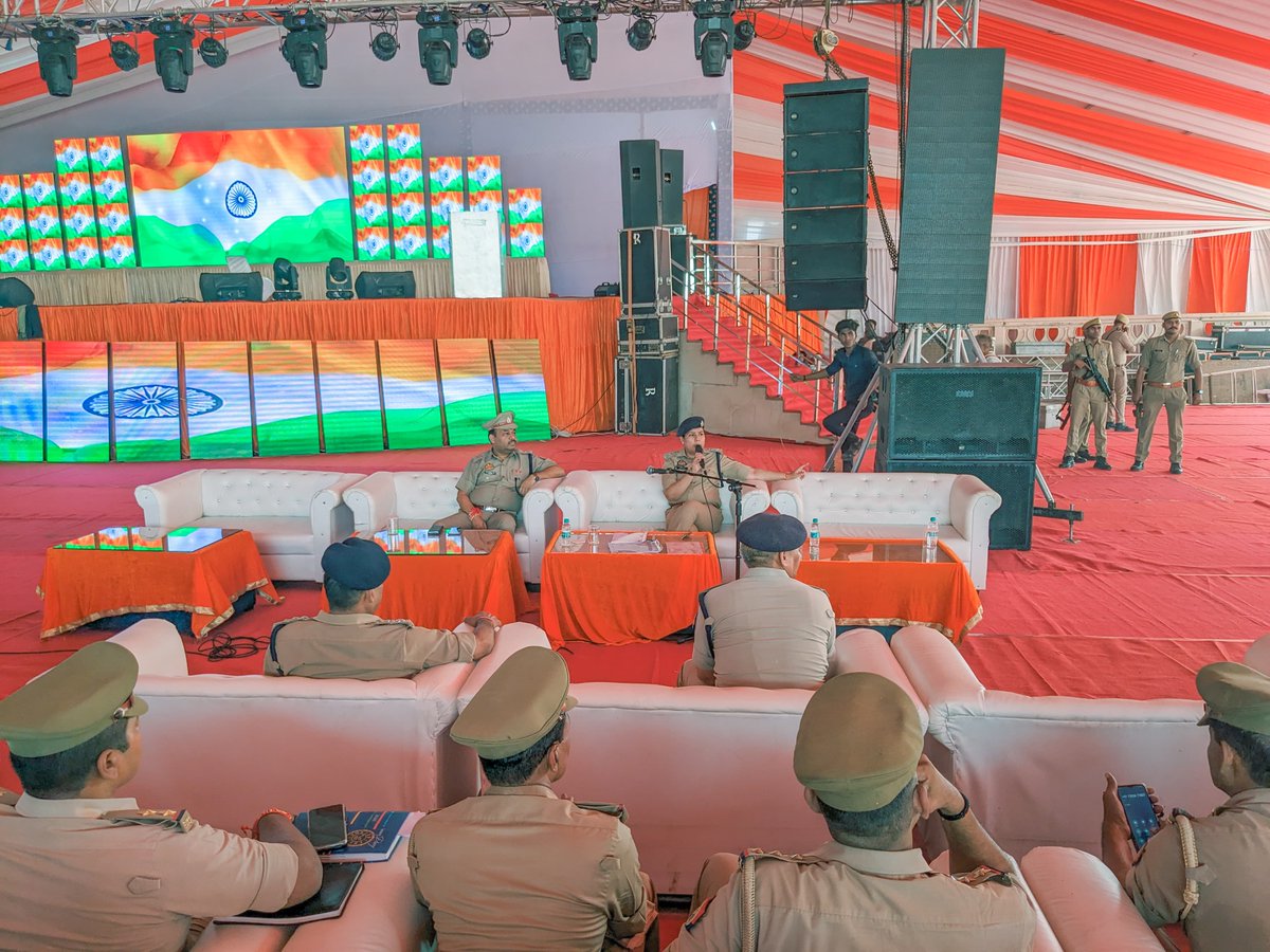 mahobapolice's tweet photo. #DM_MBA @manojkrsinghias की उपस्थिति मे #SP_MBA @IPSAparnaGupta द्वारा कजली मेला को सकुशल सम्पन्न कराने के लिए मेला डयूटी मे लगे समस्त अधिकारी/कर्मचारीगण की ब्रीफिंग कर मेला से सम्बन्धित महत्वपूर्ण जानकारी दी गयी,पुलिस/प्रशासन द्वारा की गयी व्यवस्था के सम्बन्ध मे अवगत कराया गया । https://t.co/4gDonS2RMO