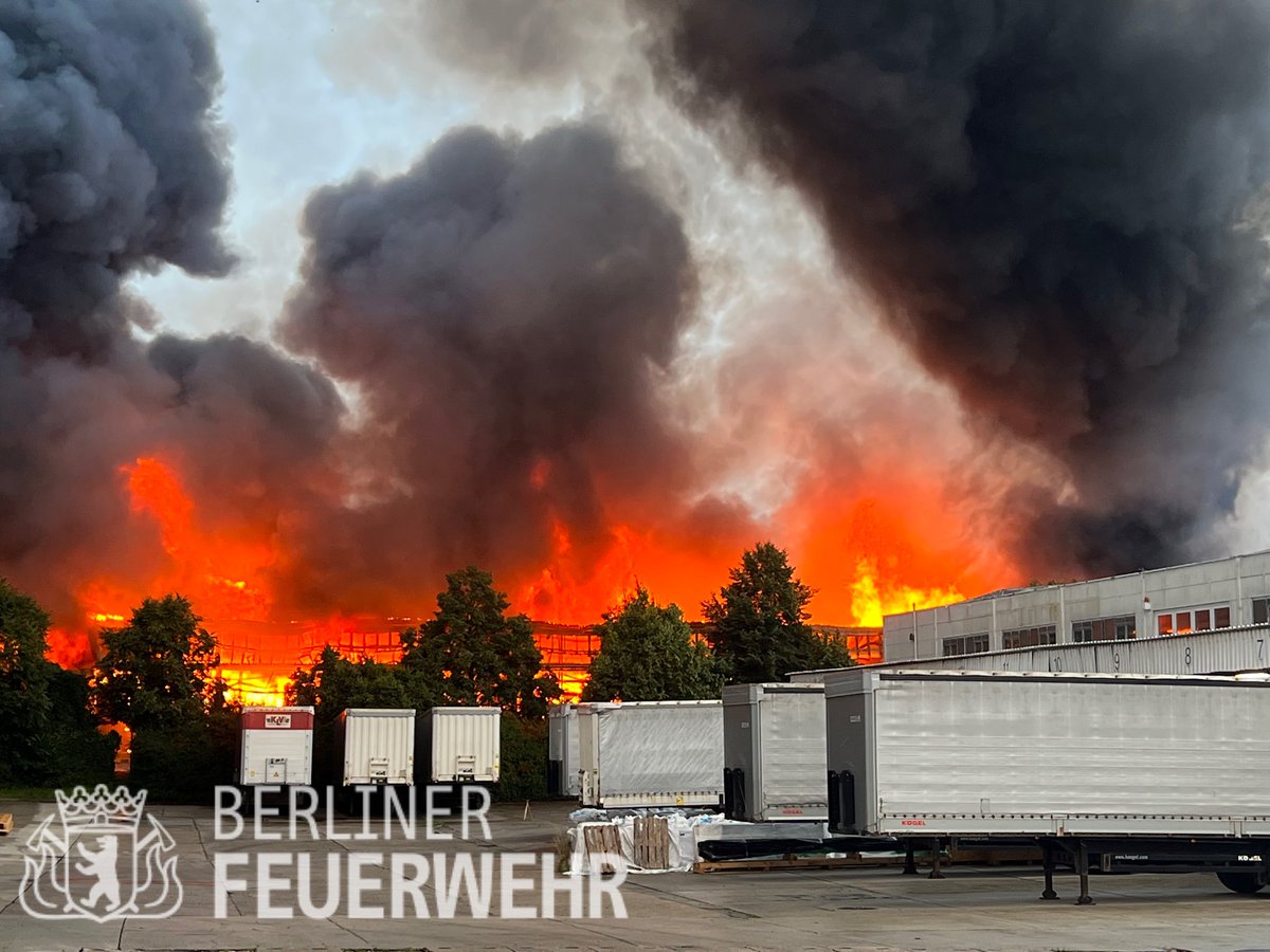 Berliner_Fw's tweet photo. #Vollbrand einer 5000qm großen Lagerhalle. #Brandbekämpfung und Riegelstellung zum Schutz der anliegenden Gebäude von innen und außen durch 8 PA, 2 C-Rohre, Wasserwerfer sowie #DLK und #DLK_Gelenk. #Gemeinsame_Einsatzleitung durch den #ELW2. Nachlöscharbeiten dauern weiter an. https://t.co/HJ4Zzreo22