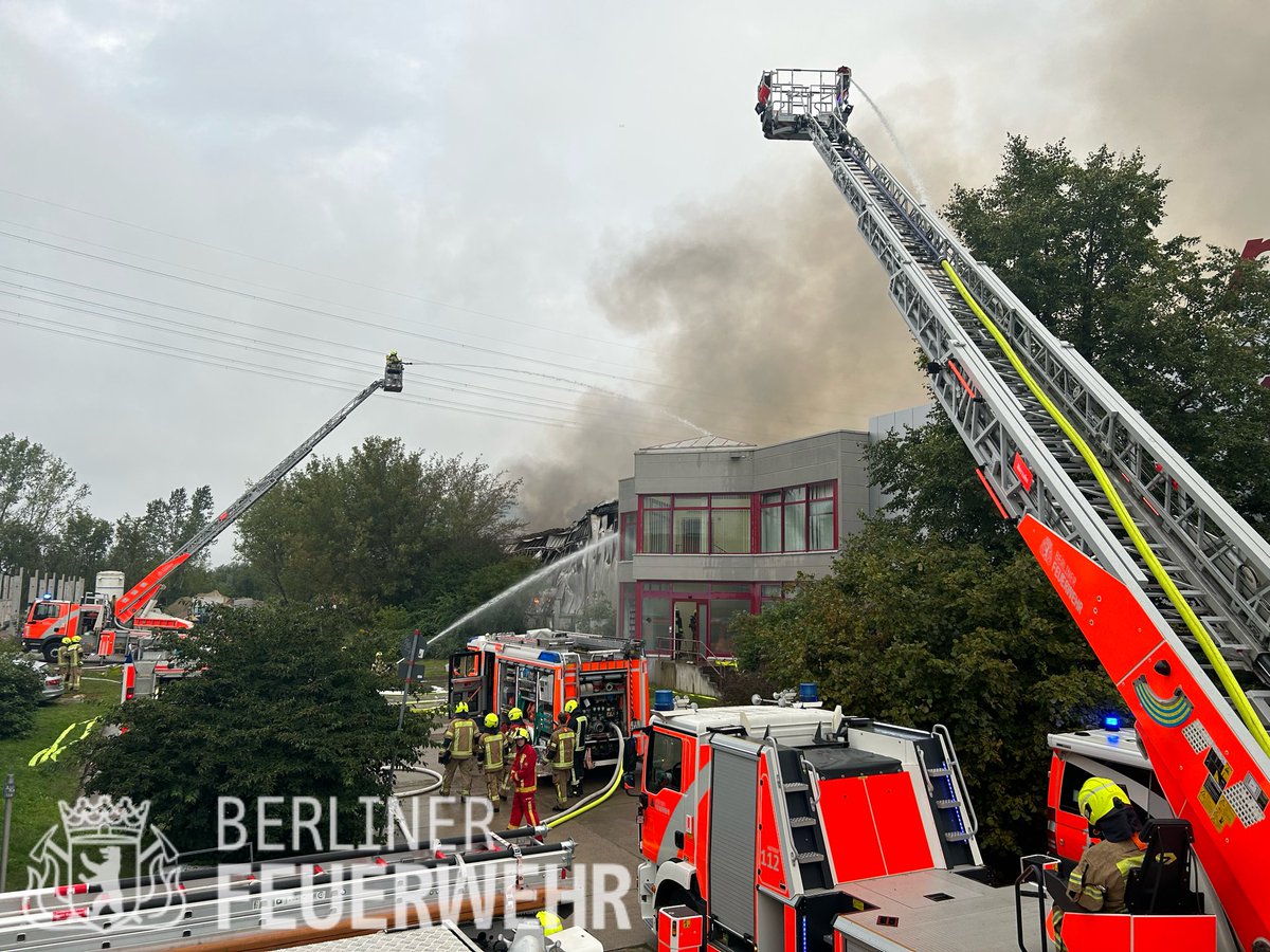 Berliner_Fw's tweet photo. #Vollbrand einer 5000qm großen Lagerhalle. #Brandbekämpfung und Riegelstellung zum Schutz der anliegenden Gebäude von innen und außen durch 8 PA, 2 C-Rohre, Wasserwerfer sowie #DLK und #DLK_Gelenk. #Gemeinsame_Einsatzleitung durch den #ELW2. Nachlöscharbeiten dauern weiter an. https://t.co/HJ4Zzreo22