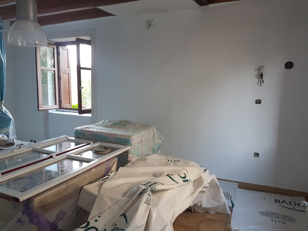 japille's tweet photo. On voit le bout de la peinture! Plus qu'un cadre de fenêtre. https://t.co/AJuEVCU14L