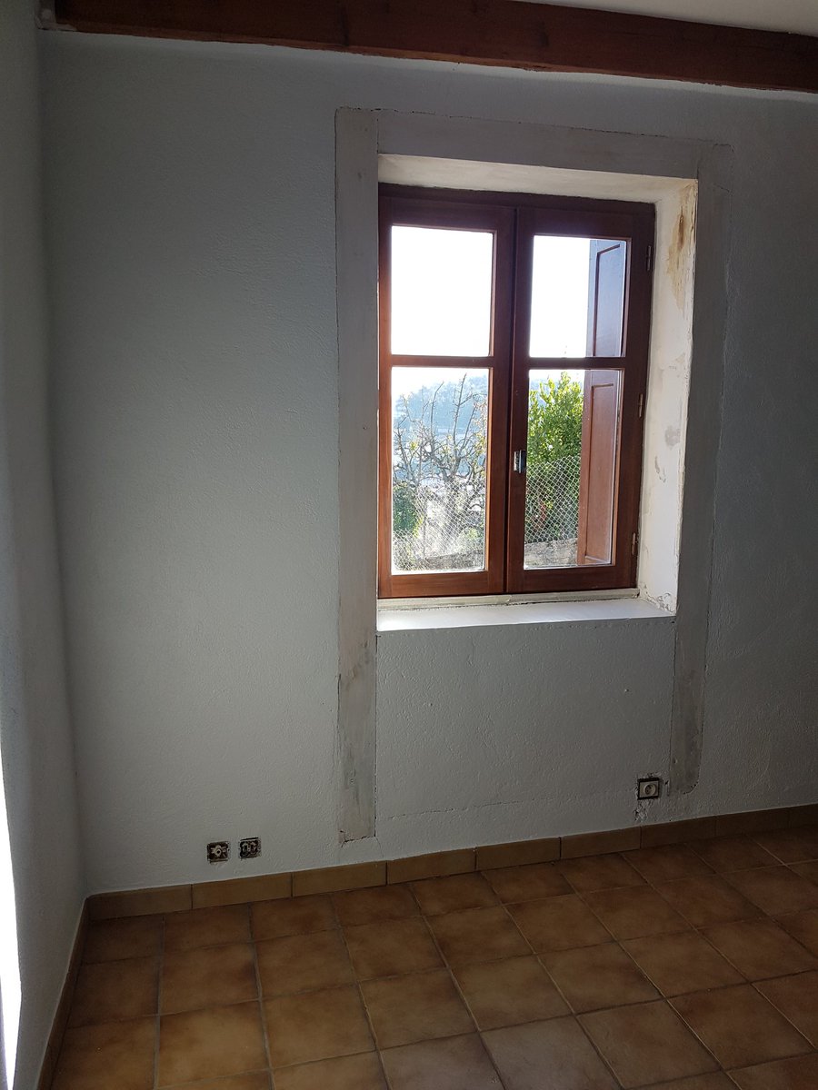 On voit le bout de la peinture! Plus qu'un cadre de fenêtre.