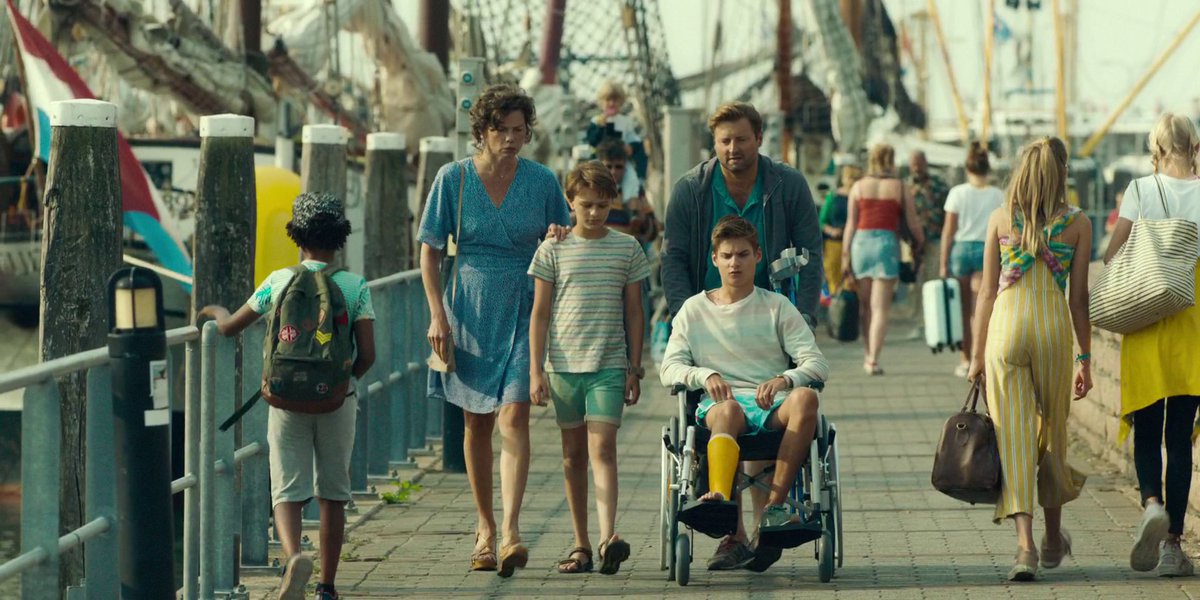 Dans #MafollesemaineavecTess le jaune est disséminé dans de nombreux plans. Loin d'être un simple détail, il exprime le besoin de Sam d'être éclairé. 
Les élèves qui suivront le programme #CinéJeunes 23-24 auront la chance d'en savoir plus sur le rôle de la lumière dans le film !