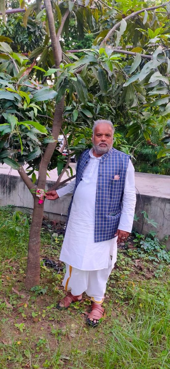 बिहार वृक्ष सुरक्षा दिवस के शुभ अवसर पर अपने आवास पर ' रक्षासूत्र बांधकर पौधे एवं पर्यावरण संरक्षण करने का संकल्प लिए बिहार सरकार के लोकप्रिय माननीय ग्रामीण विकास मंत्री श्री श्रवण कुमार जी